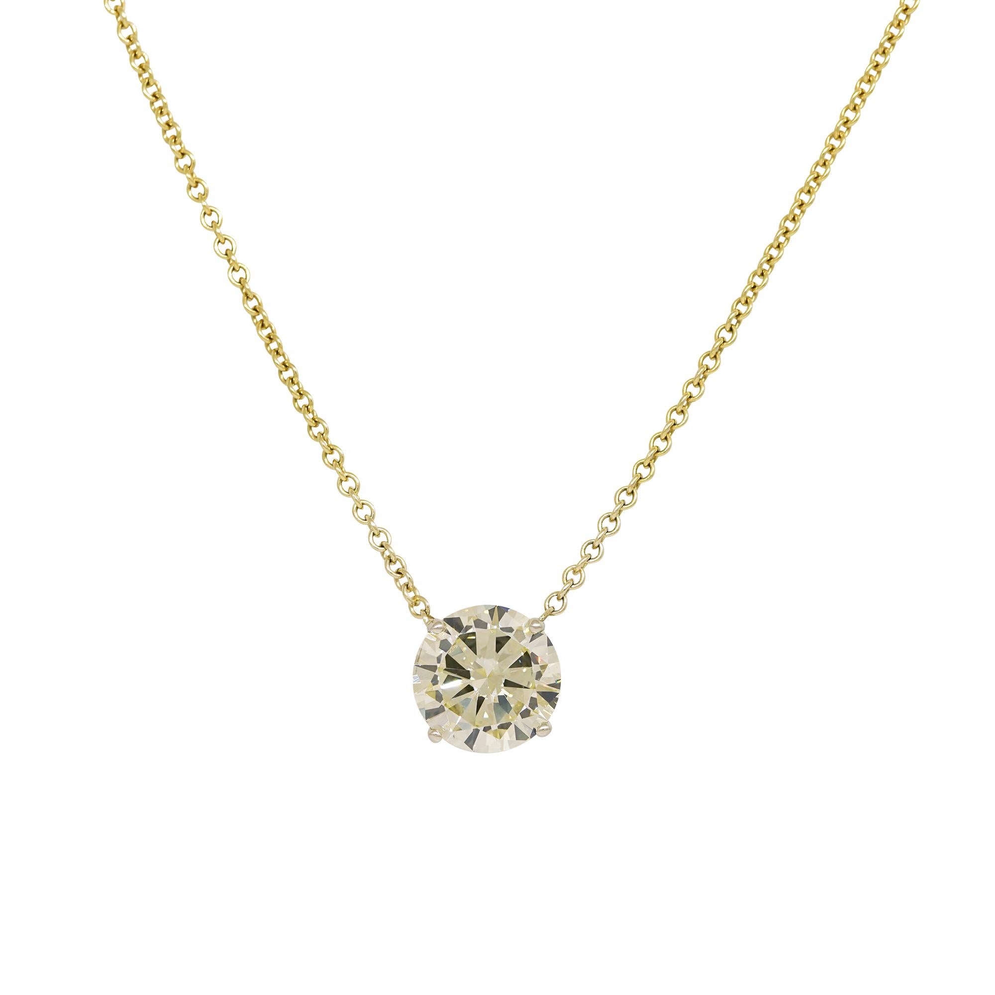 Collier flottant en diamant rond brillant naturel de 2,79 carats 14 carats

Ce ravissant collier flottant en diamants ronds de taille brillante est un bijou classique. Elle est sertie dans de l'or jaune 14 carats et la pierre centrale brille