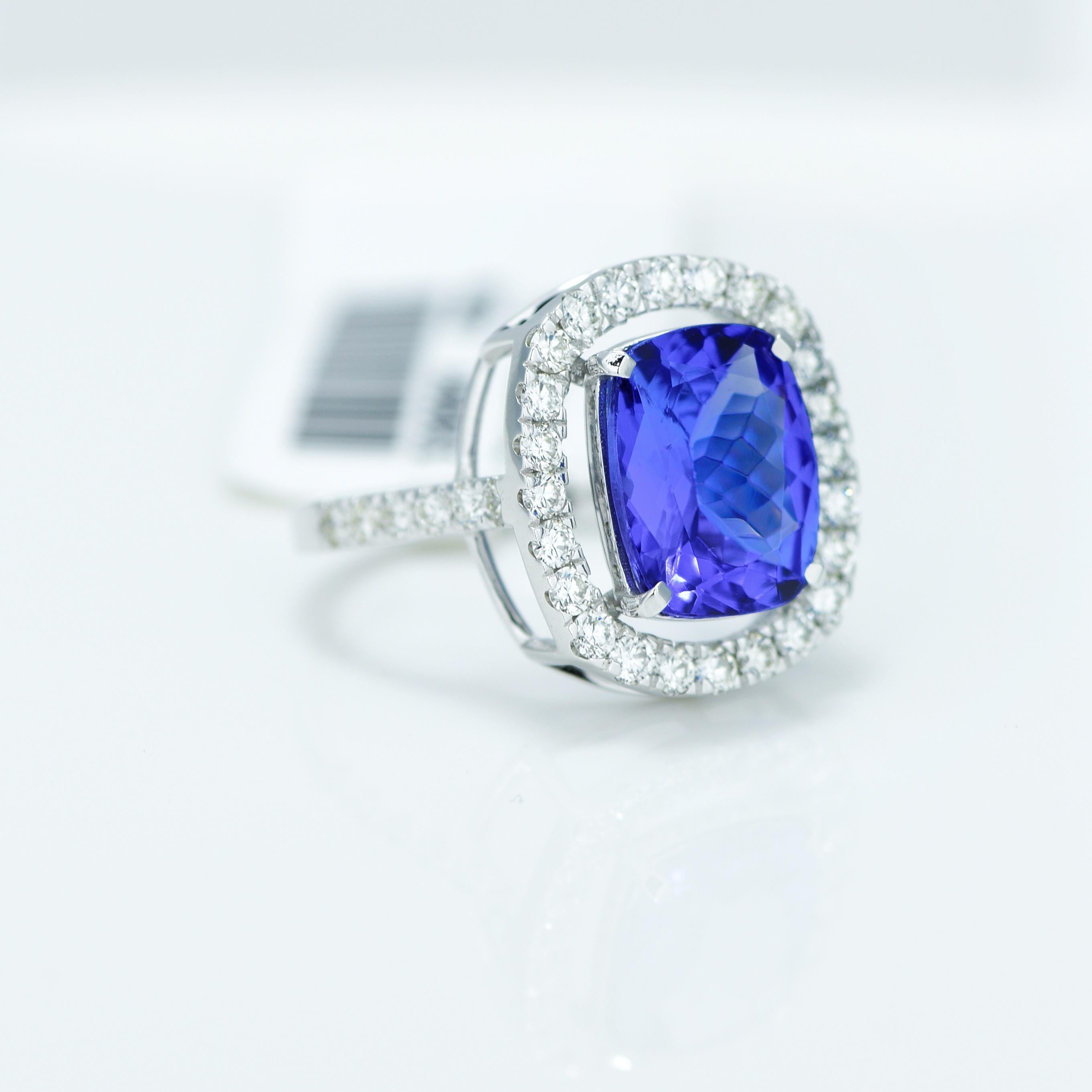Natural 2.80 Carat Tanzanite and Diamond Ring In New Condition For Sale In Vadgam, IN