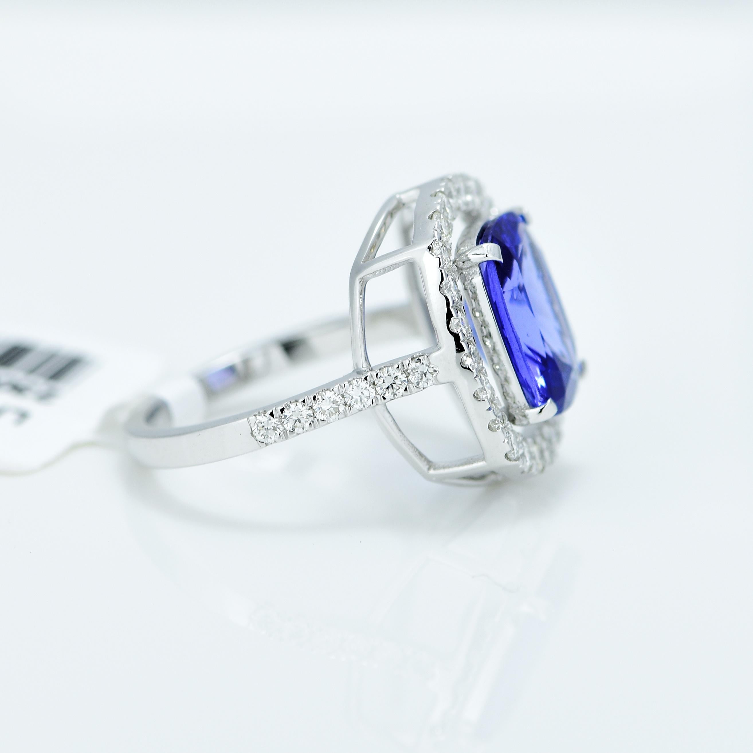 Women's Natural 2.80 Carat Tanzanite and Diamond Ring For Sale
