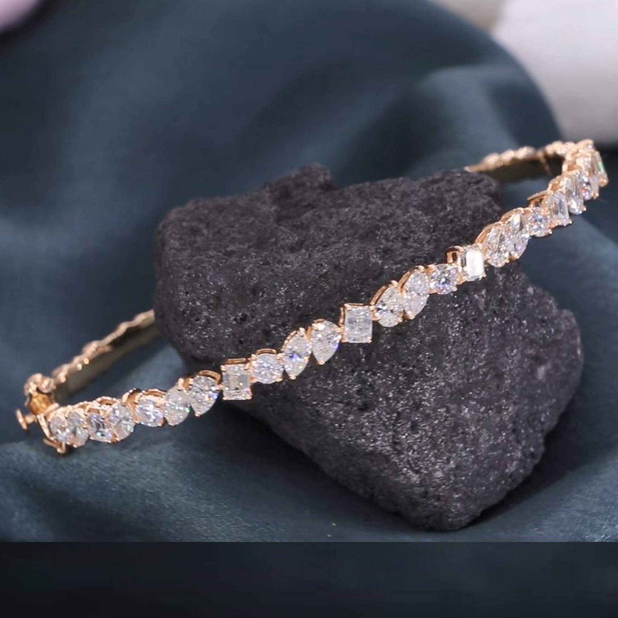 Moderne Bracelet jonc fin en or jaune 18 carats avec diamants naturels de 2,85 carats de formes multiples en vente