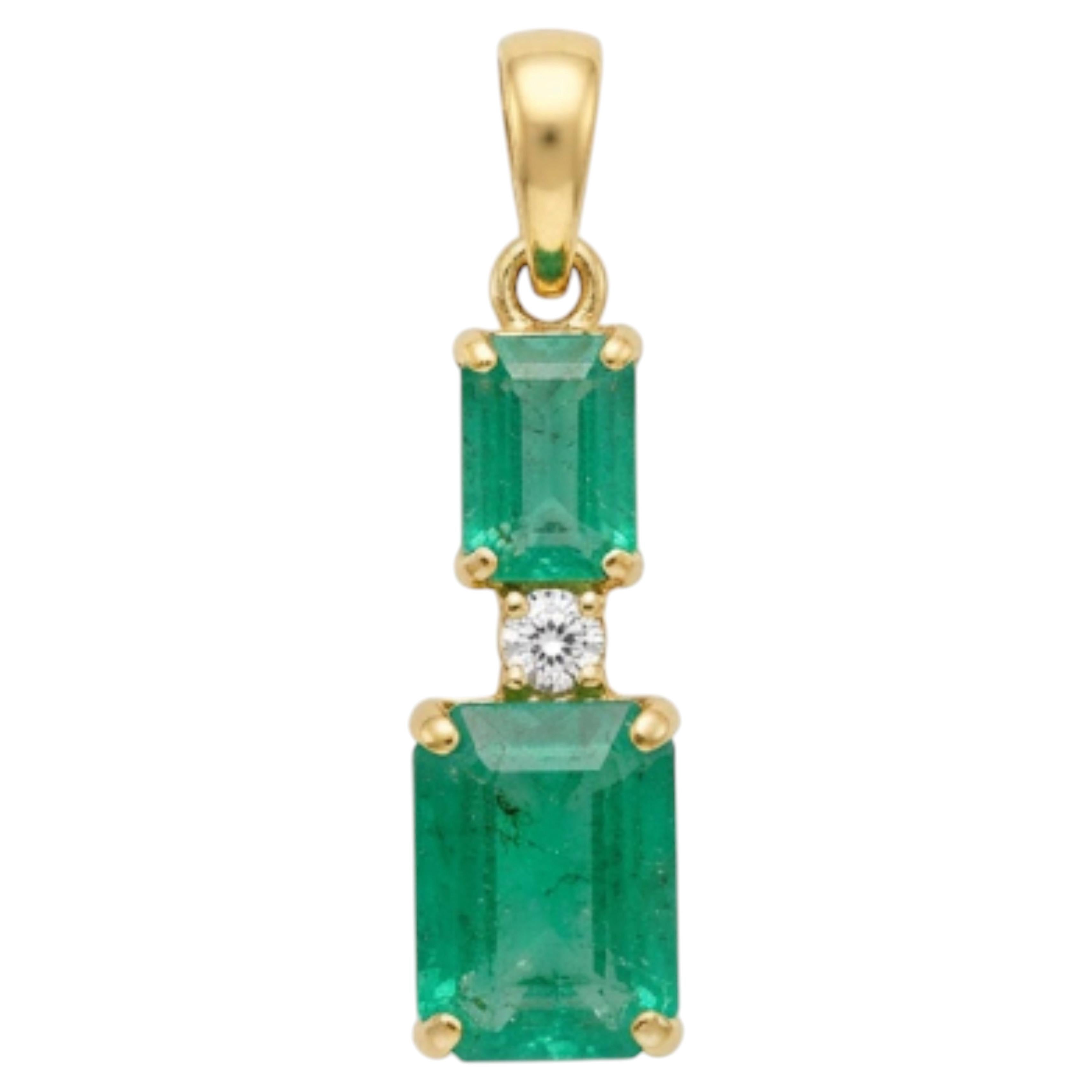Natural 2.86Carat Emerald & 0.07Carat Diamond Pendant in 14 Karat Gold