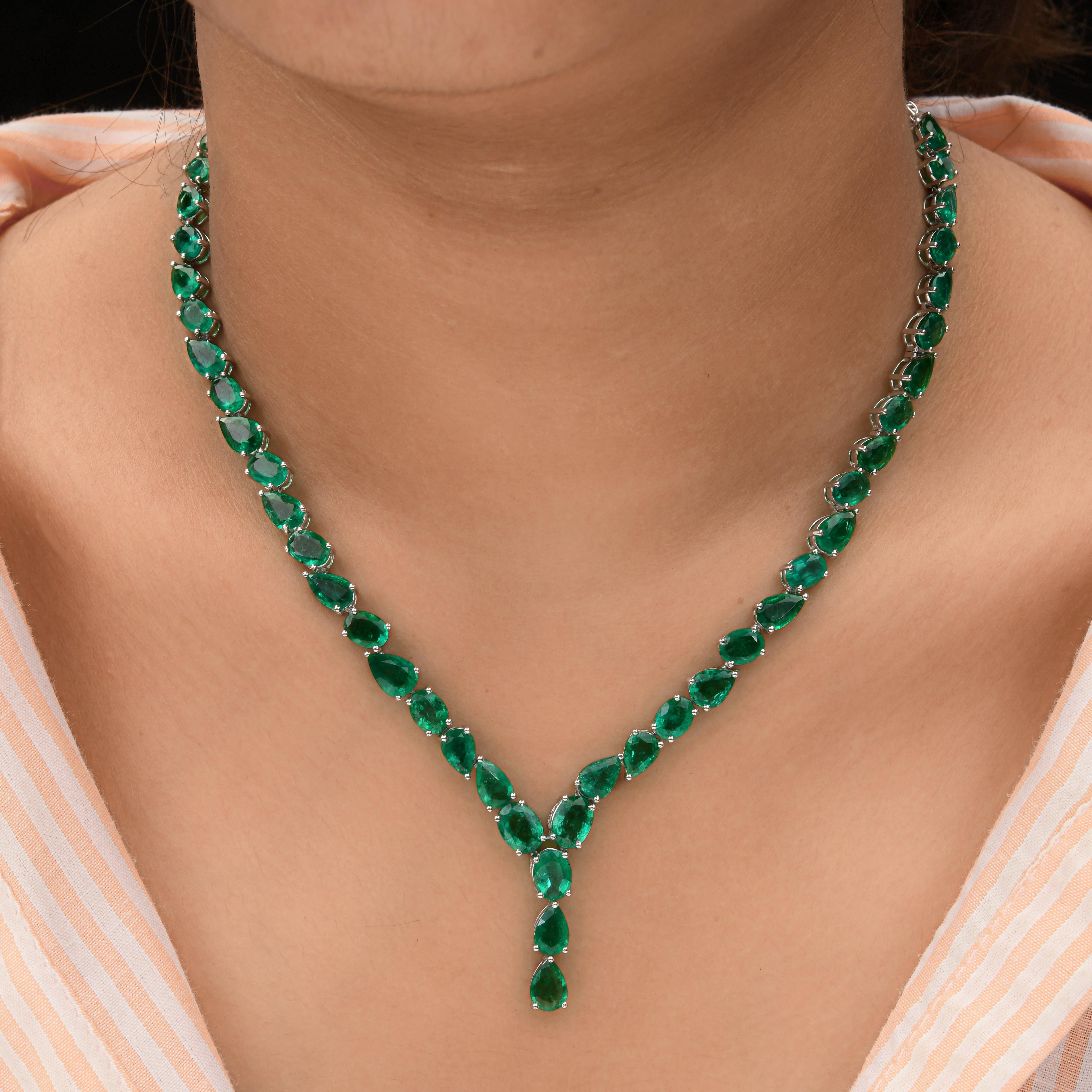 Moderne Collier en or blanc 18 carats avec émeraude de Zambie ovale taille poire de 29,06 carats en vente