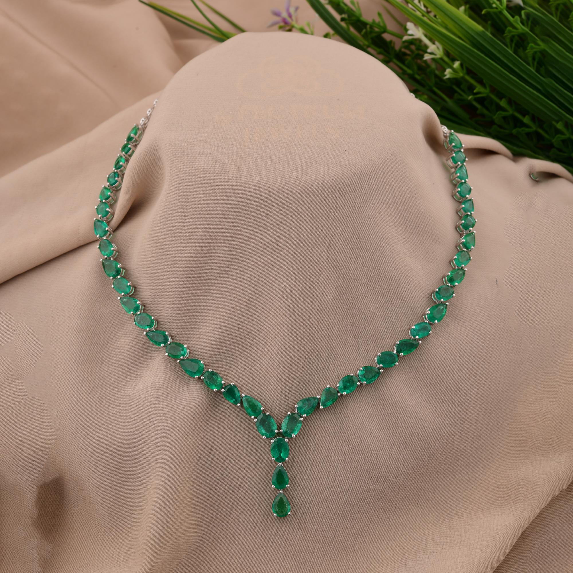 Collier en or blanc 18 carats avec émeraude de Zambie ovale taille poire de 29,06 carats Neuf - En vente à Diera, Dubai