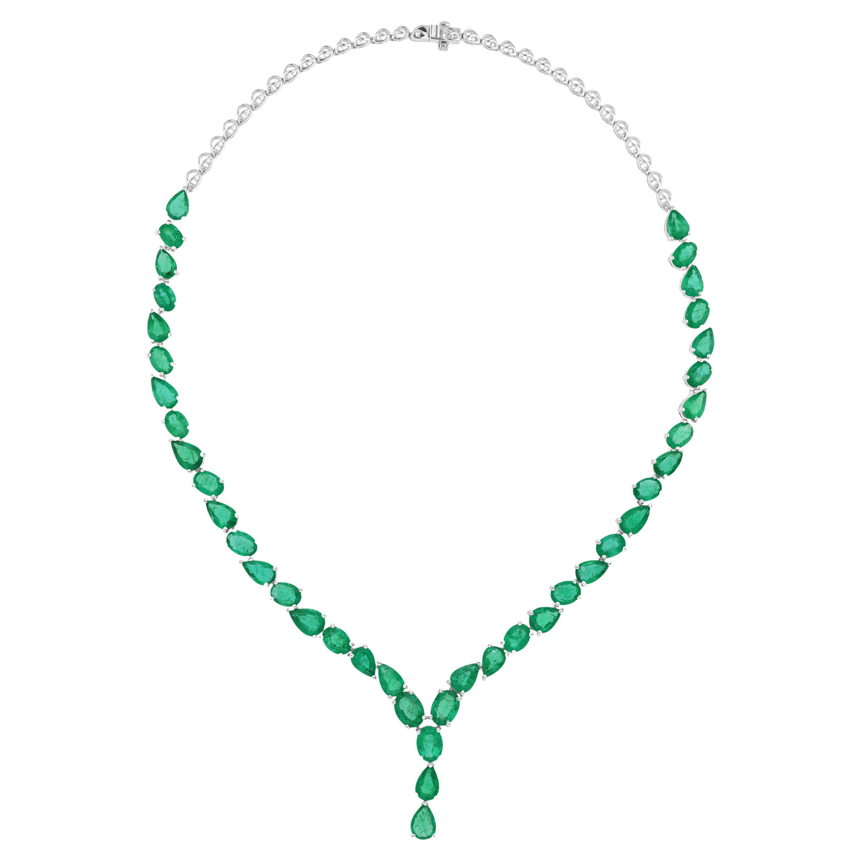 Natürlicher 29,06 Karat Smaragd mit Birnen- und Ovalschliff aus Sambia 18 Karat Weißgold Halskette im Angebot