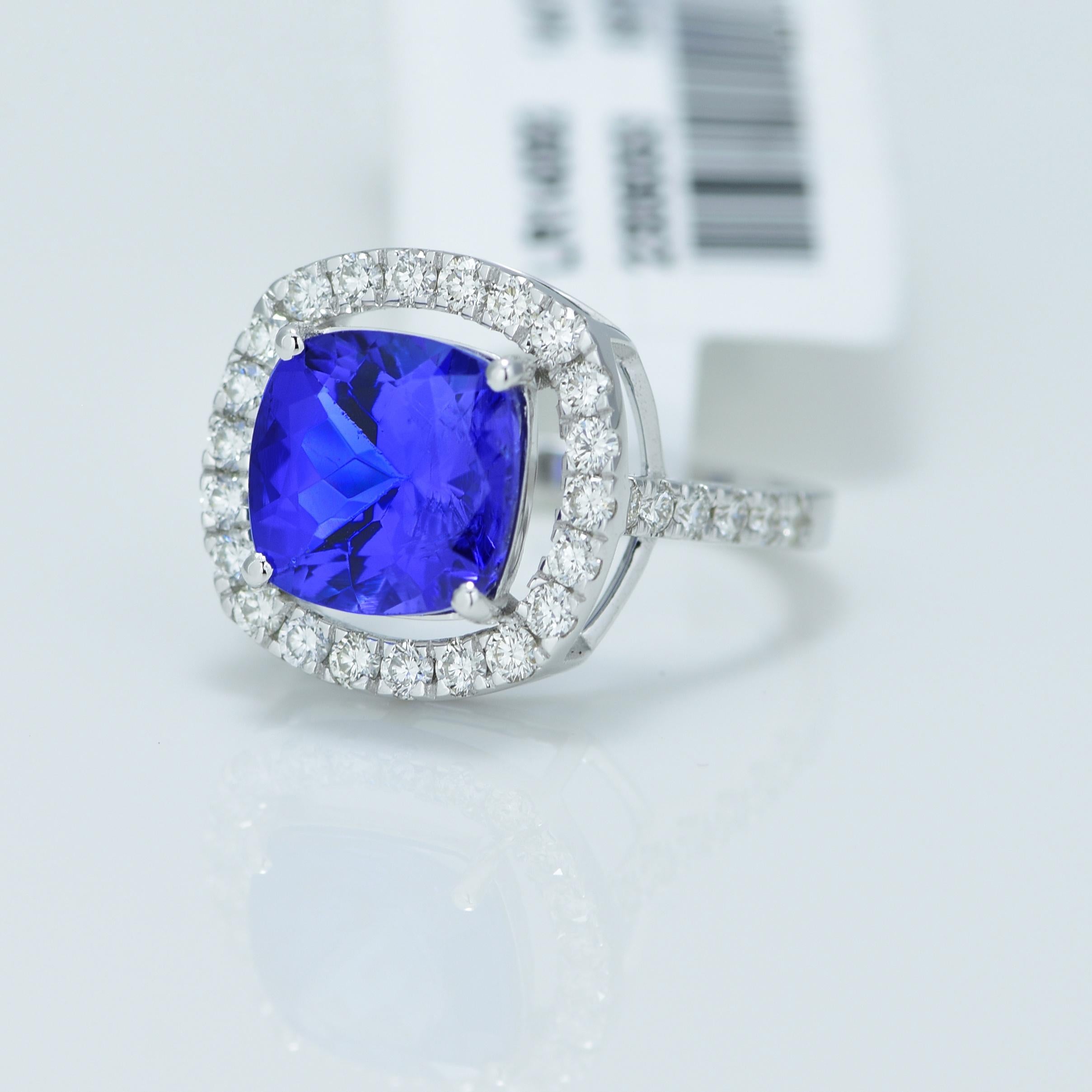 Modern Natural 2.94 Carat Tanzanite and Diamond Ring For Sale