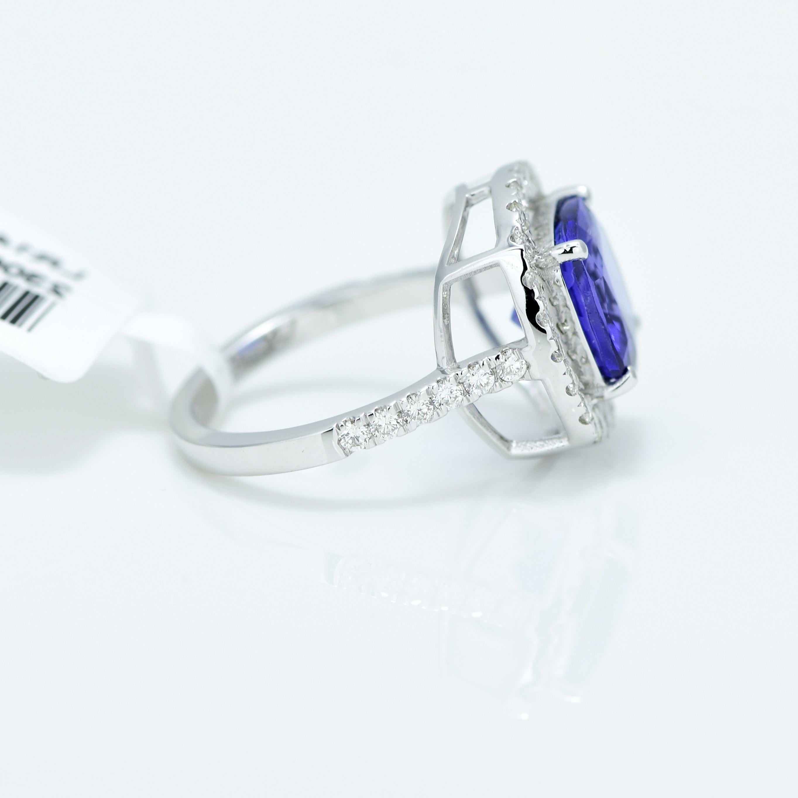 Natural 2.94 Carat Tanzanite and Diamond Ring In New Condition For Sale In Vadgam, IN