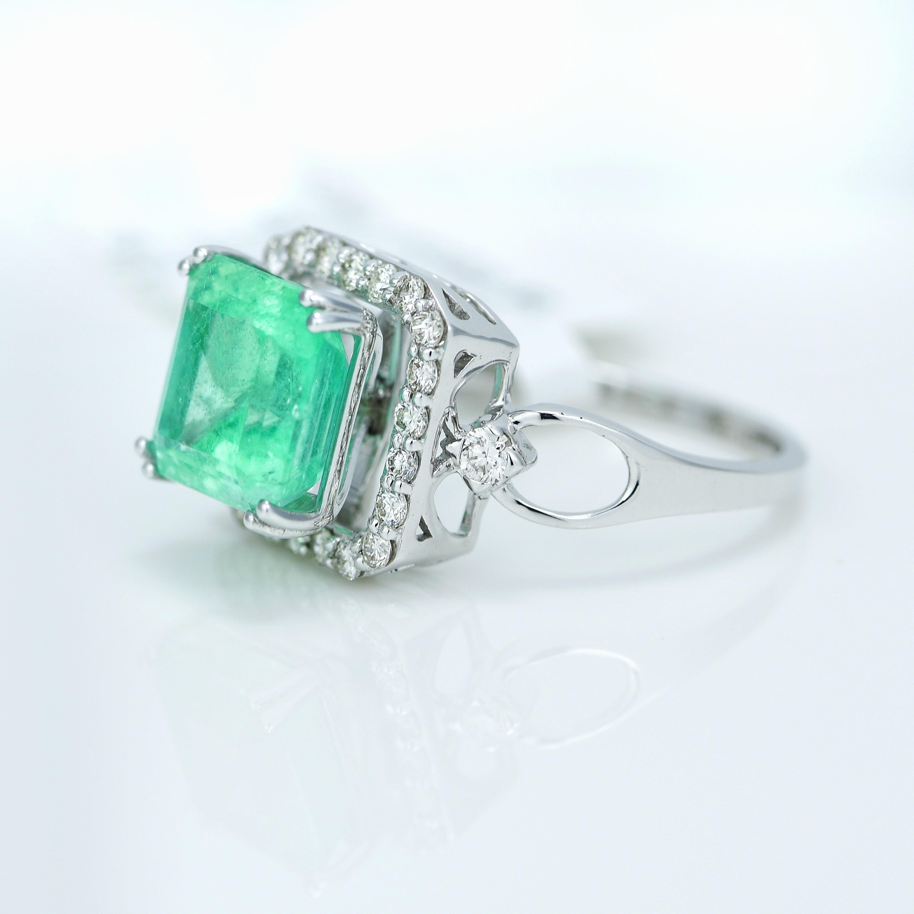 Stunning Green Colombian Emerald and Diamond Halo Ring IGI Certified.

Centre Stone - Colombian Green Emerald

Centre Stone Weight - 2.95 Carat, 

Centre Stone Origin - Colombian

Total Number of Diamonds - 24

Diamonds Carat Weight - 0.39 carat (