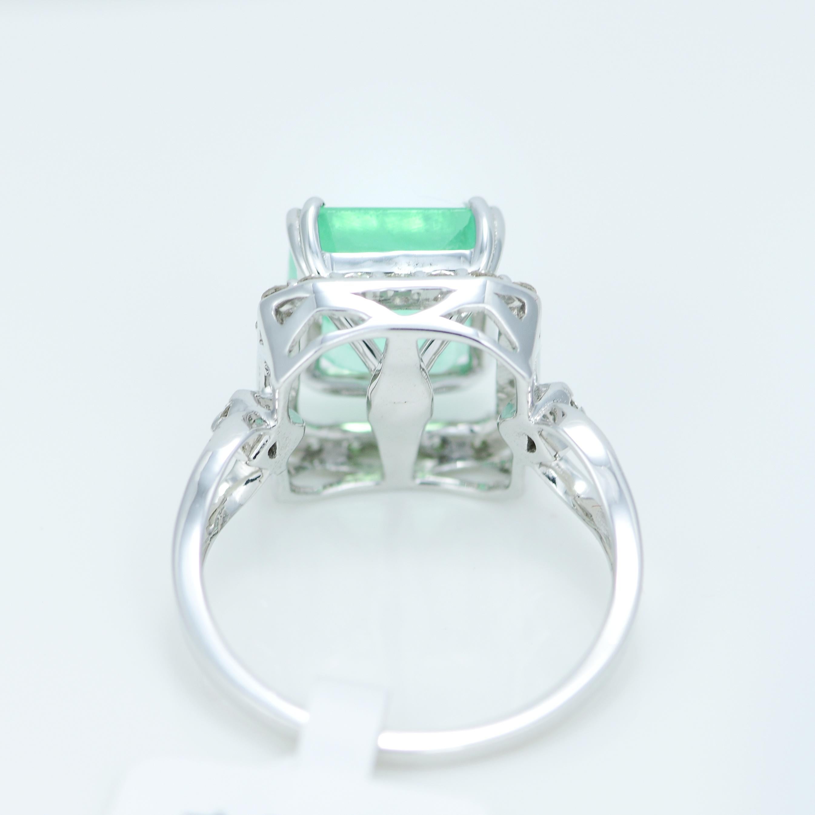Emerald Cut Natural 2.95 Carat Colombian Green Emerald and Diamond Halo Ring IGI Certified For Sale