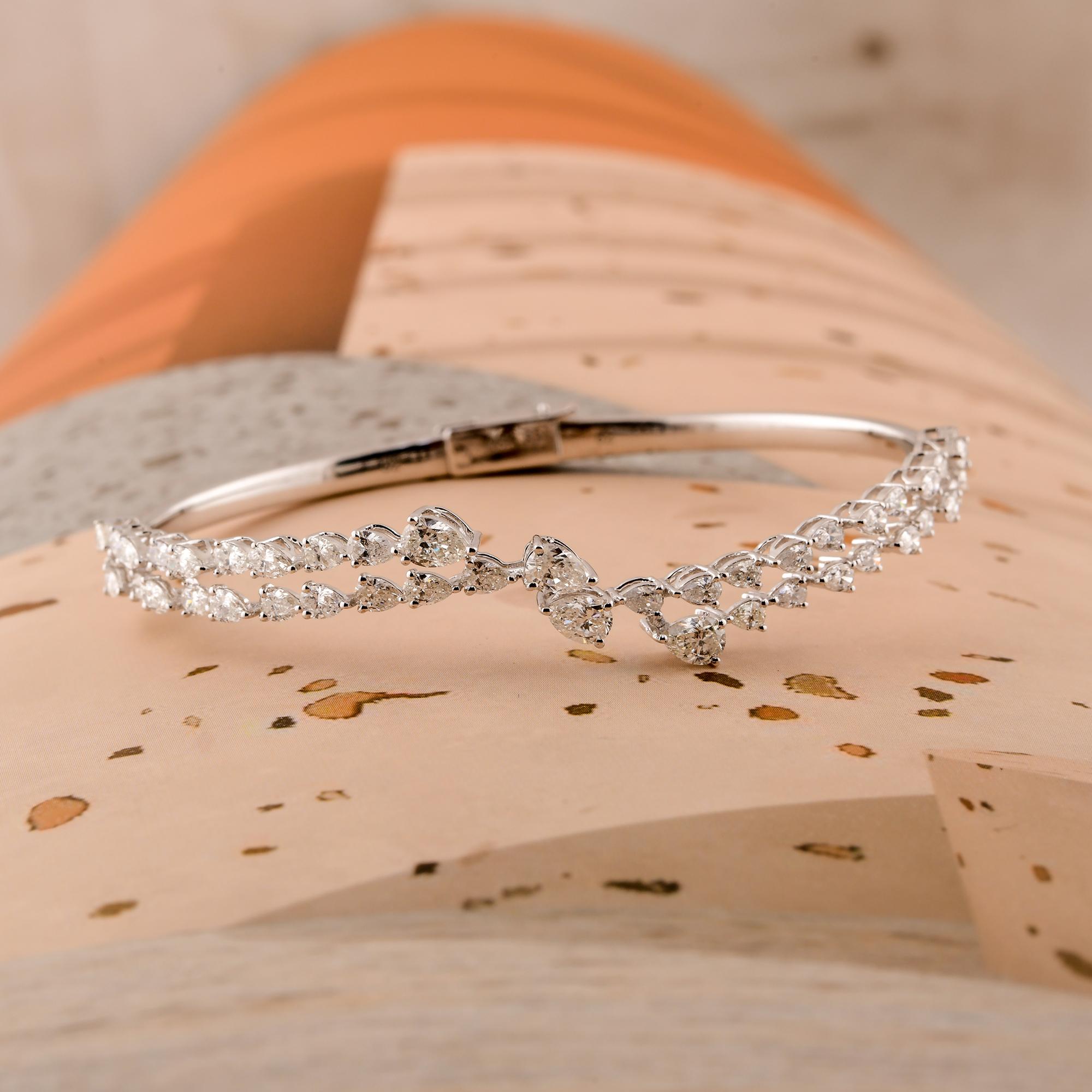 Natural 2.95 Carat SI/H Pear Diamond Bangle Bracelet 18 Karat White Gold Jewelry In New Condition For Sale In Diera, Dubai
