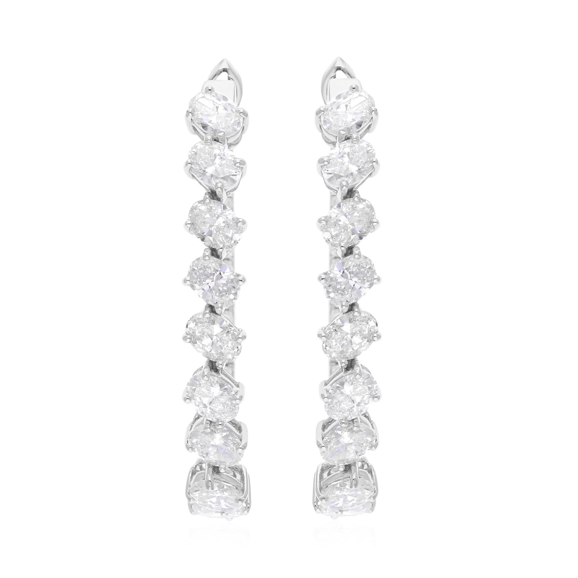Coulées dans de l'or 18 carats, ces boucles d'oreilles exquises sont serties de 2,96 carats de diamants étincelants.

Suivez la vitrine de Spectrum Jewels pour découvrir la dernière collection et les pièces exclusives. Spectrum Jewels est fièrement