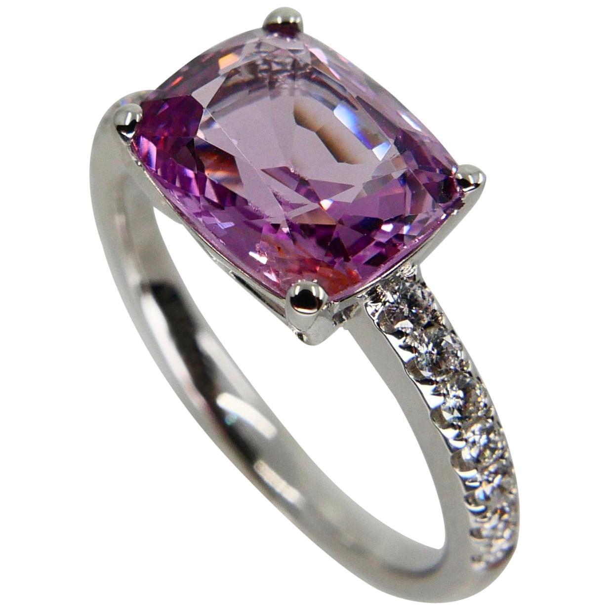 Natural 2.99 Carat Pink Spinel and Diamond Cocktail Ring Set in 18 Karat Gold For Sale 4