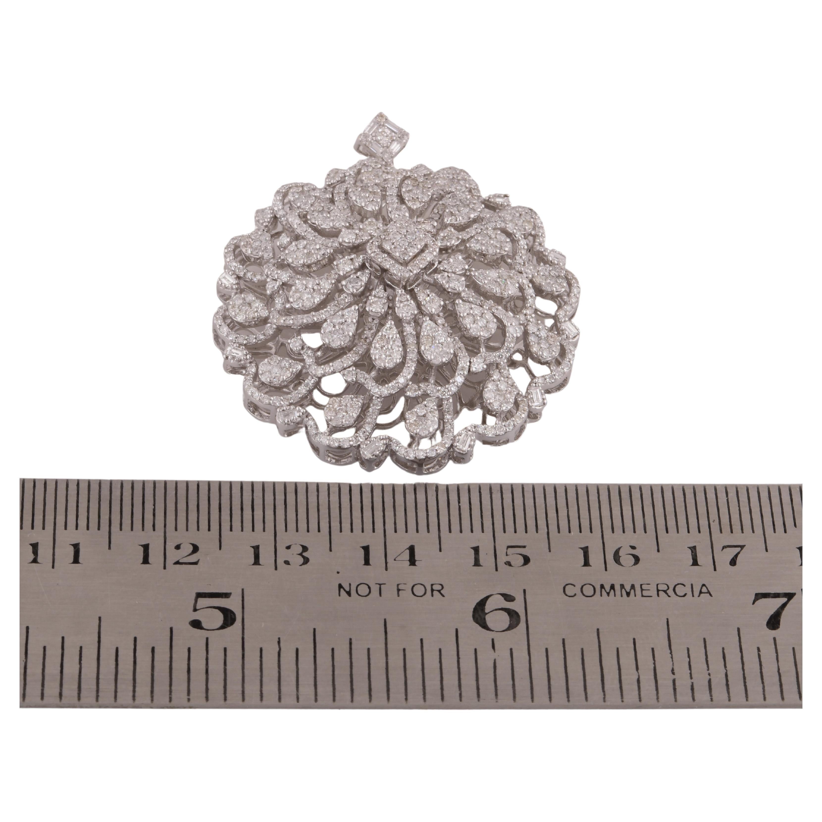 Pendentif floral en or blanc 14 carats avec pavé de diamants naturels de 3 carats Neuf - En vente à Diera, Dubai