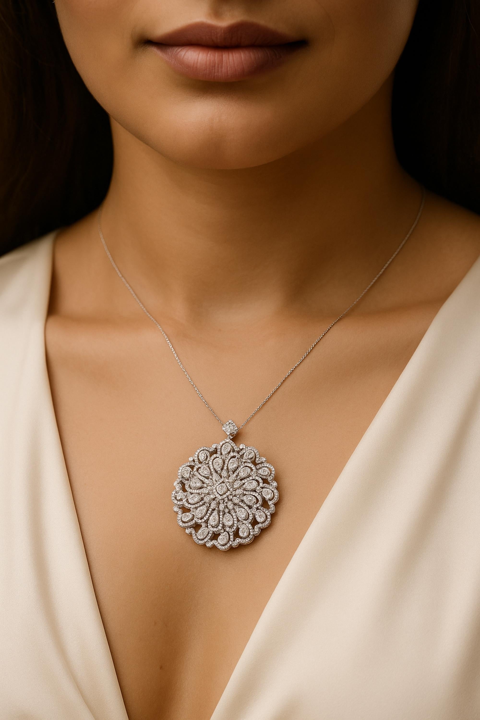 Questo ciondolo in oro bianco 18 carati con diamante naturale da 3 carati con dichiarazione floreale è caratterizzato da un motivo a mandala che si irradia verso l'esterno. I piccoli diamanti sono incastonati l'uno accanto all'altro lungo le linee