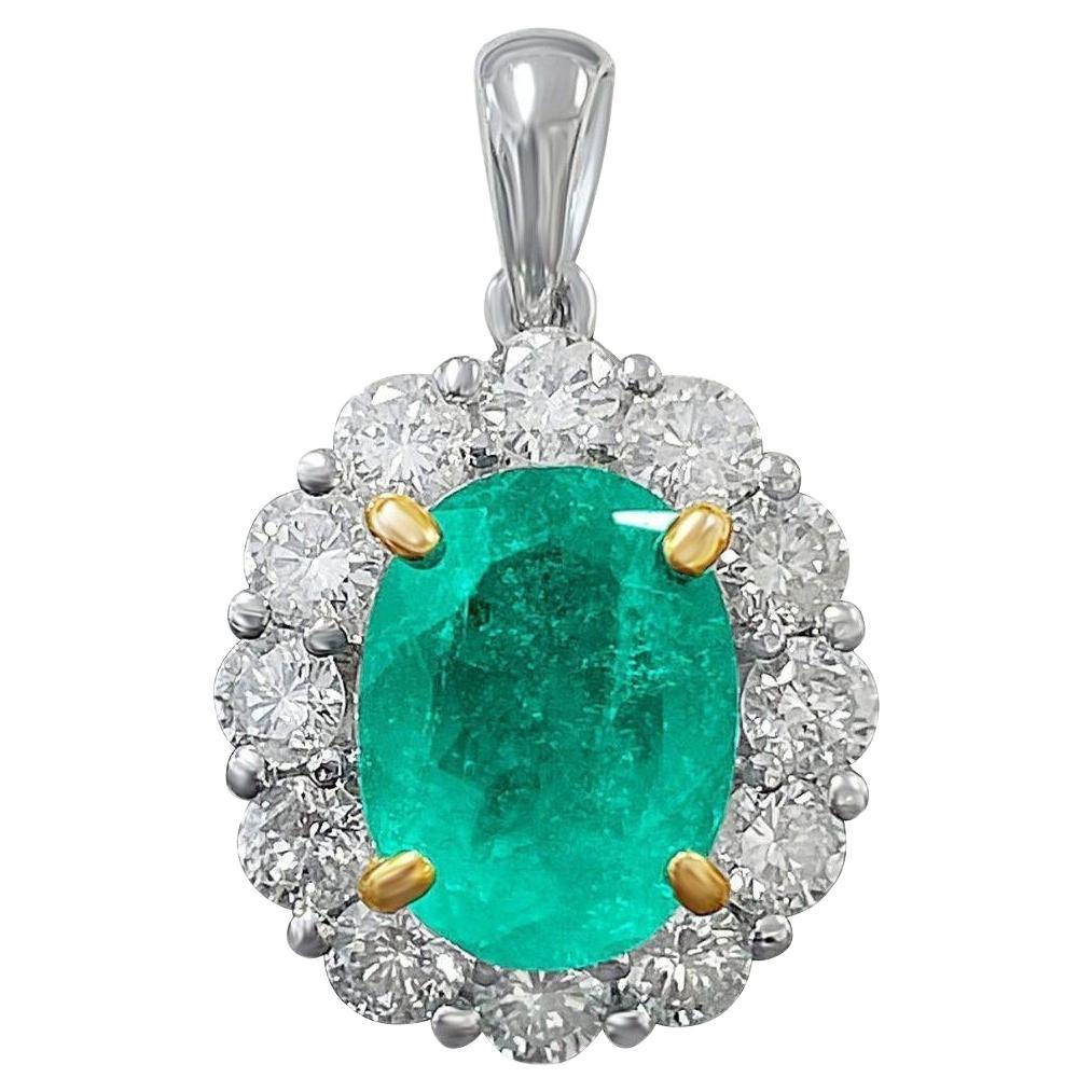 Ciondolo con smeraldo naturale da 3 carati e diamanti a raggiera in oro bianco 14K in vendita