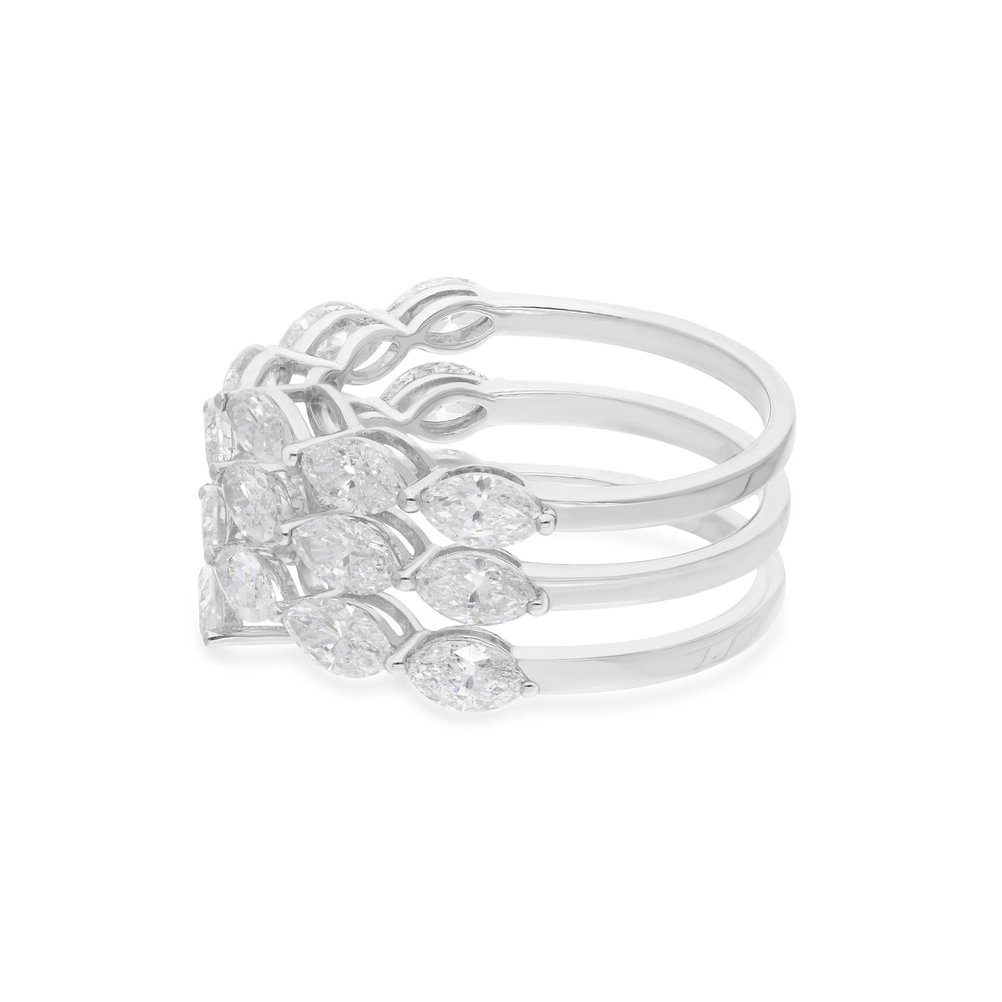 Fabriqué avec une attention méticuleuse aux détails, le diamant est serti dans un gracieux design en spirale qui s'enroule élégamment autour de votre doigt, créant un sentiment de mouvement et de fluidité. La monture en or blanc lustré 18 carats met