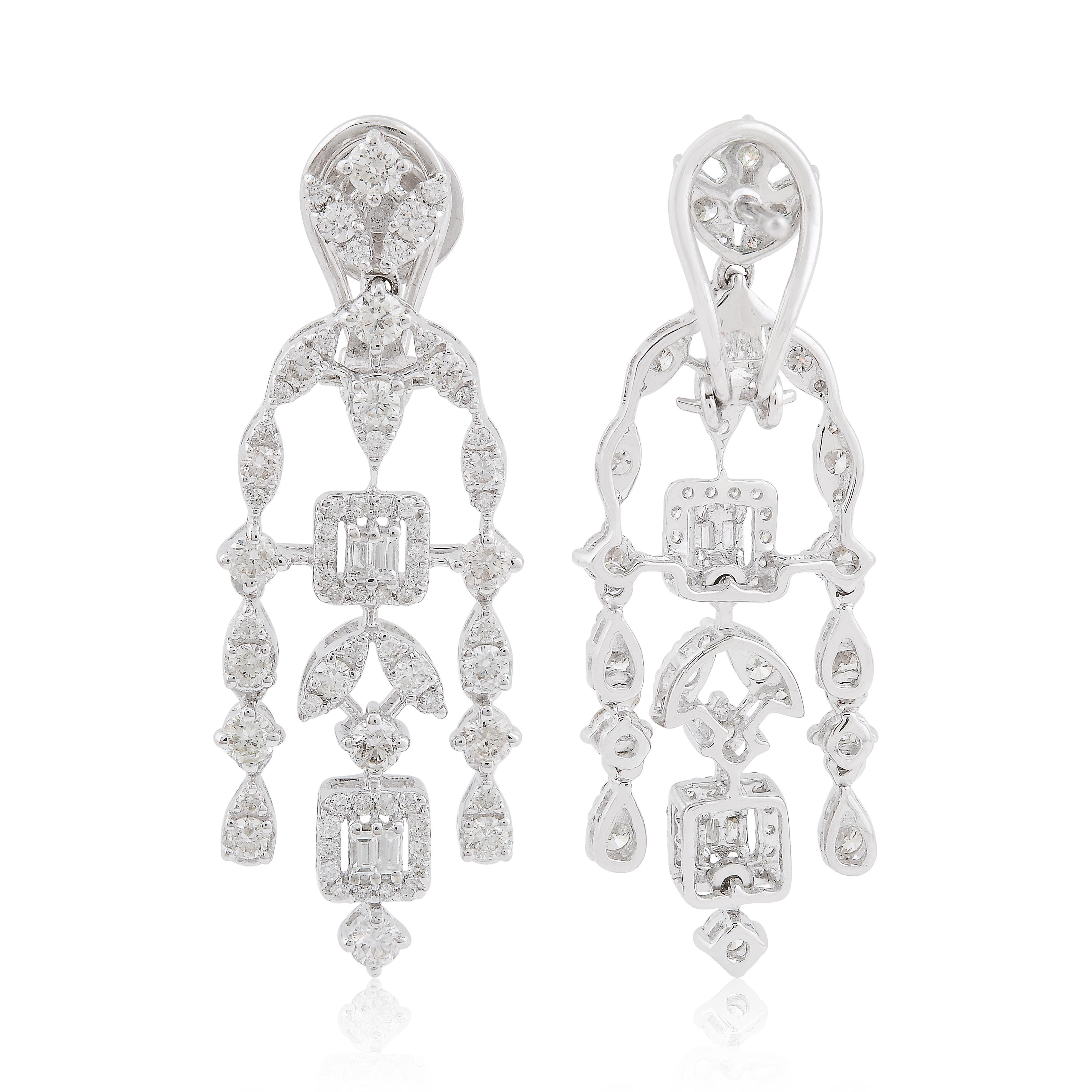 Diese exquisiten Ohrringe sind aus 18-karätigem Gold gegossen und mit funkelnden Diamanten von 3 Karat besetzt.

FOLLOW SPECTRUM JEWELS Storefront, um die neueste Collection'S und exklusive Stücke zu sehen. Spectrum Jewels ist stolz darauf, ein Top