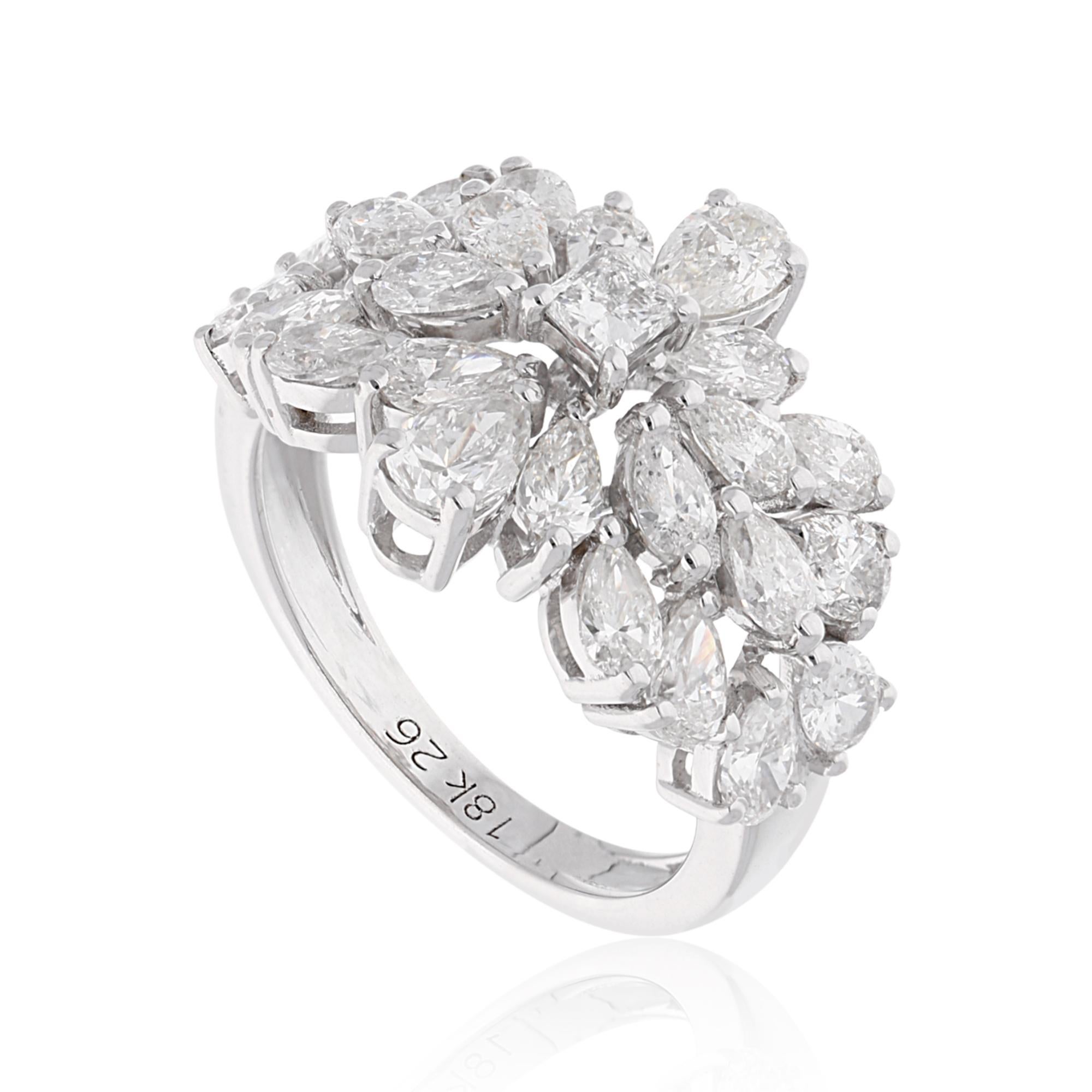 Fundido en oro de 18 quilates, este exquisito anillo está engastado con 3,00 quilates de brillantes diamantes.

El anillo es de la talla 7 y puede cambiarse a una talla mayor o menor si se solicita. SIGUE LA TIENDA DE SPECTRUM JEWELS para ver la