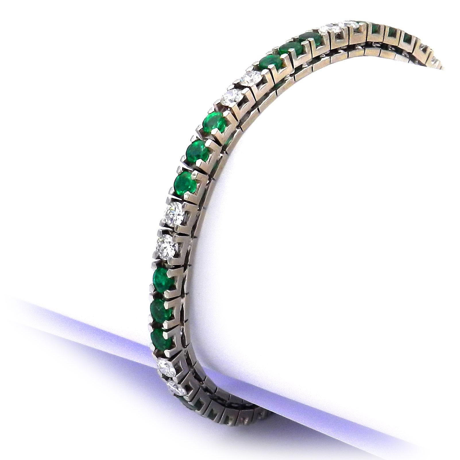 Natural 3 ct Emerald and 3.67ct Diamond 18K White Gold Tennis Bracelet In Good Condition For Sale In Goettingen, DE