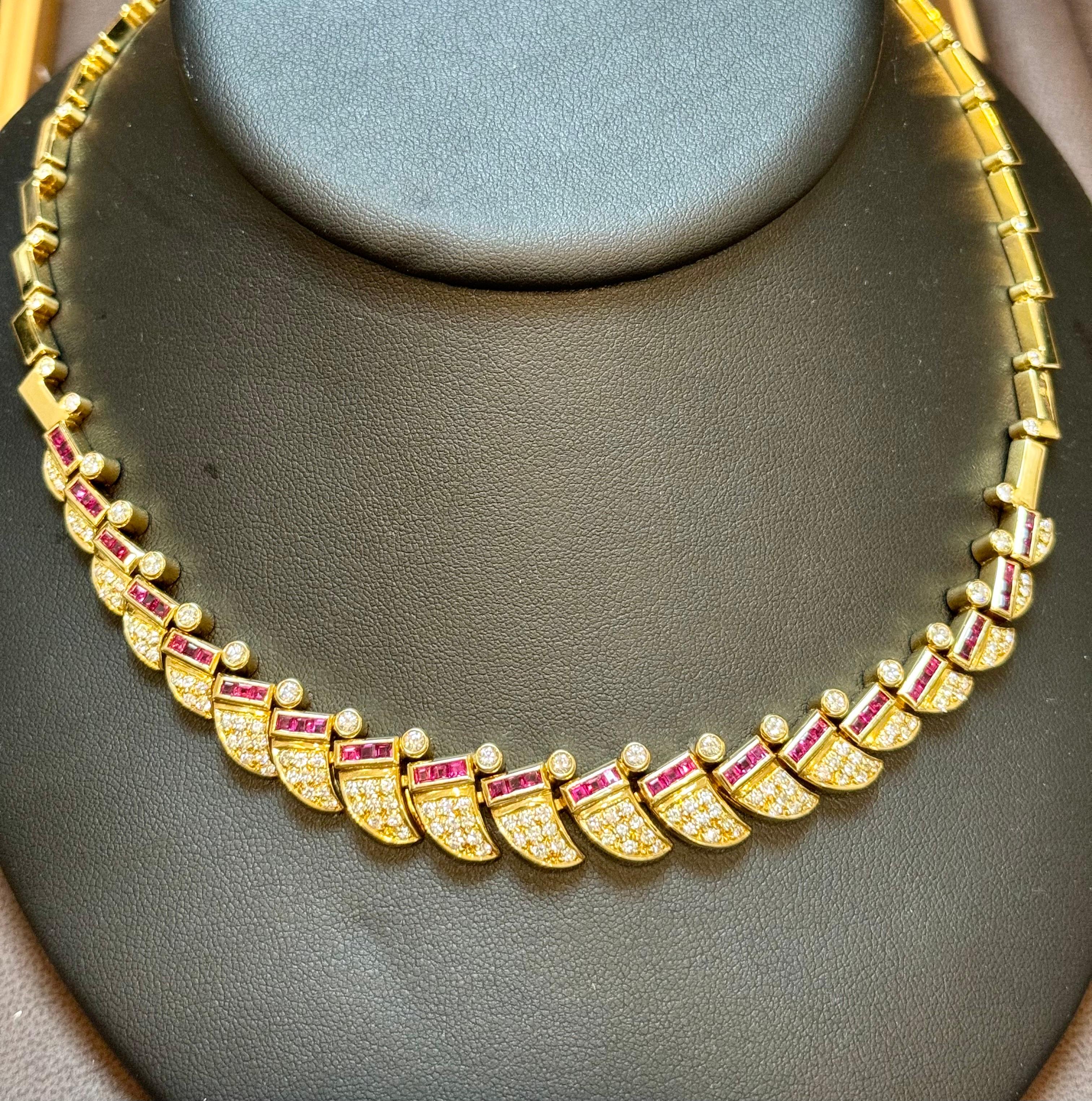 Collar de Rubí Natural de 3 Ct y Diamantes de 4 Ct Oro Amarillo de 18 Kilates  75 Gramos, 18 Inc
Este collar   de 18 quilates  Amarillo  oro . 
Collar de diamantes engastados  y  rubíes talla princesa en engaste invisible
El peso total del diamante
