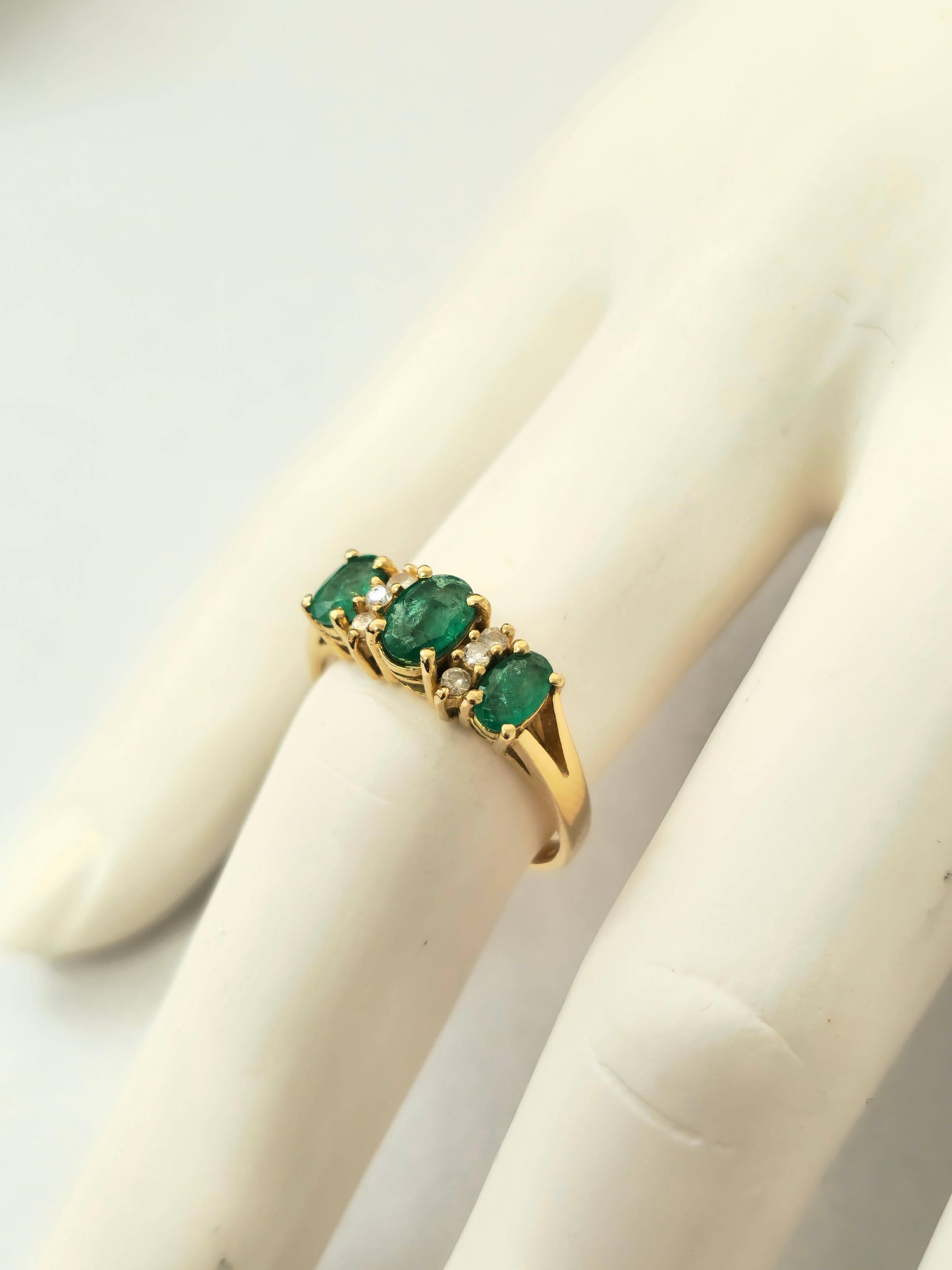 Natürlicher 3 Stein Smaragd & Diamant Ring in 14k Gold  (Ovalschliff) im Angebot