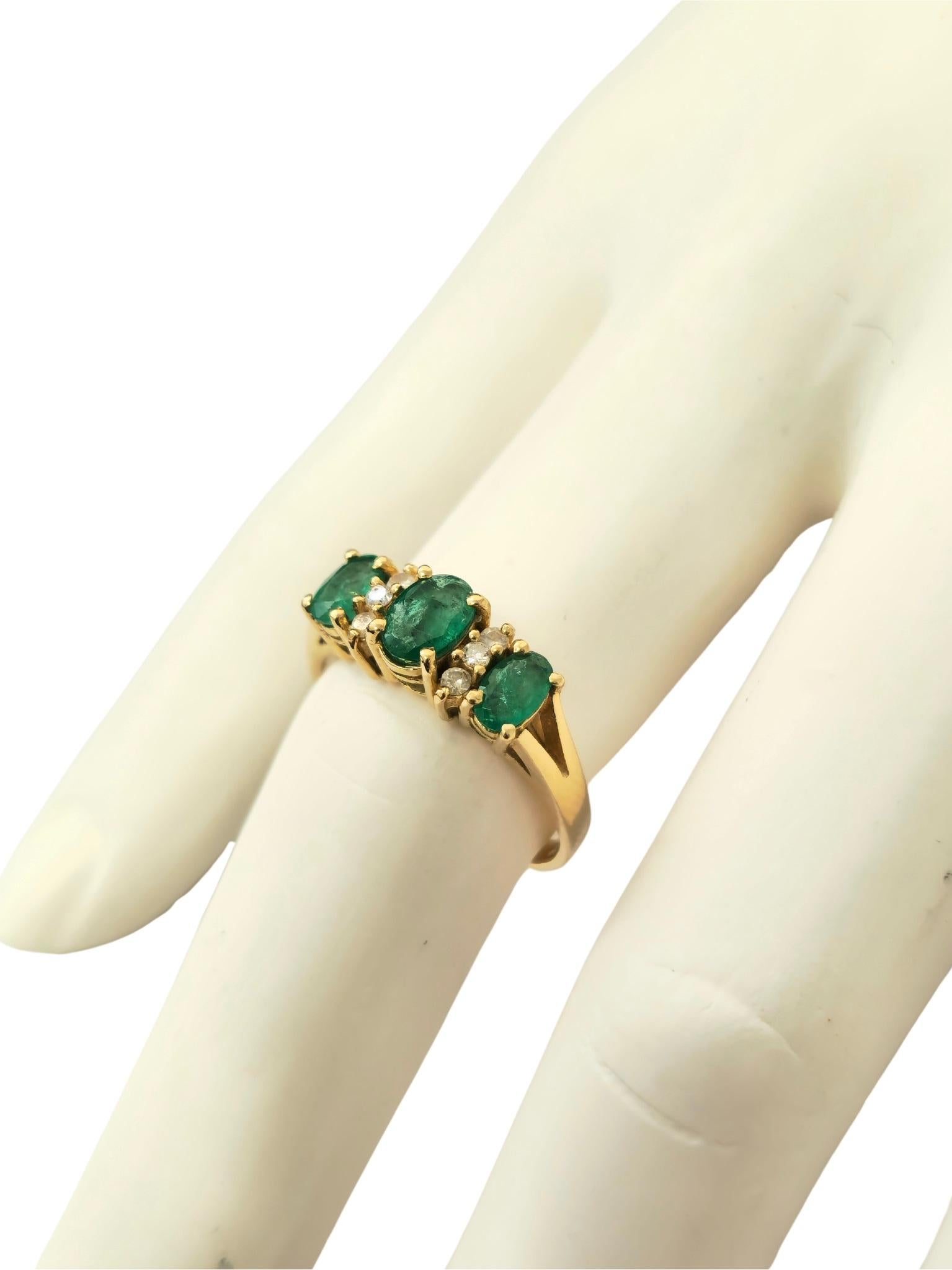 Natürlicher 3 Stein Smaragd & Diamant Ring in 14k Gold (Retro) im Angebot
