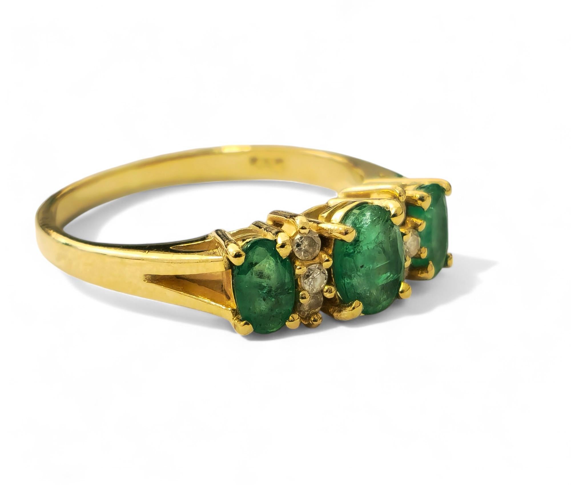 Natürlicher 3 Stein Smaragd & Diamant Ring in 14k Gold (Ovalschliff) im Angebot