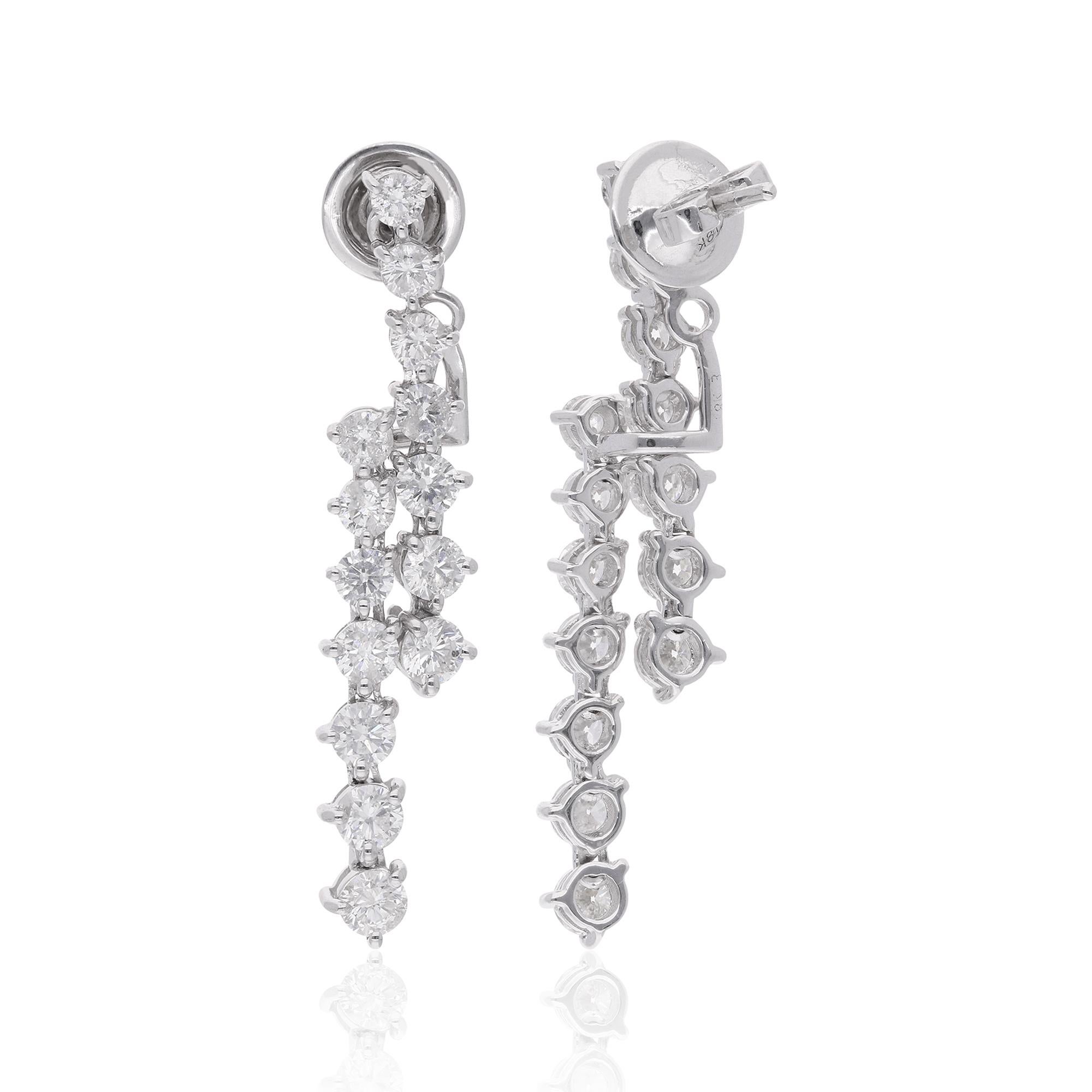 Aggiungi un tocco di eleganza e brillantezza al tuo ensemble con questi splendidi orecchini con diamanti. Realizzati a mano con cura e progettati per stupire, ogni orecchino presenta splendidi diamanti a taglio rotondo incastonati in una montatura a