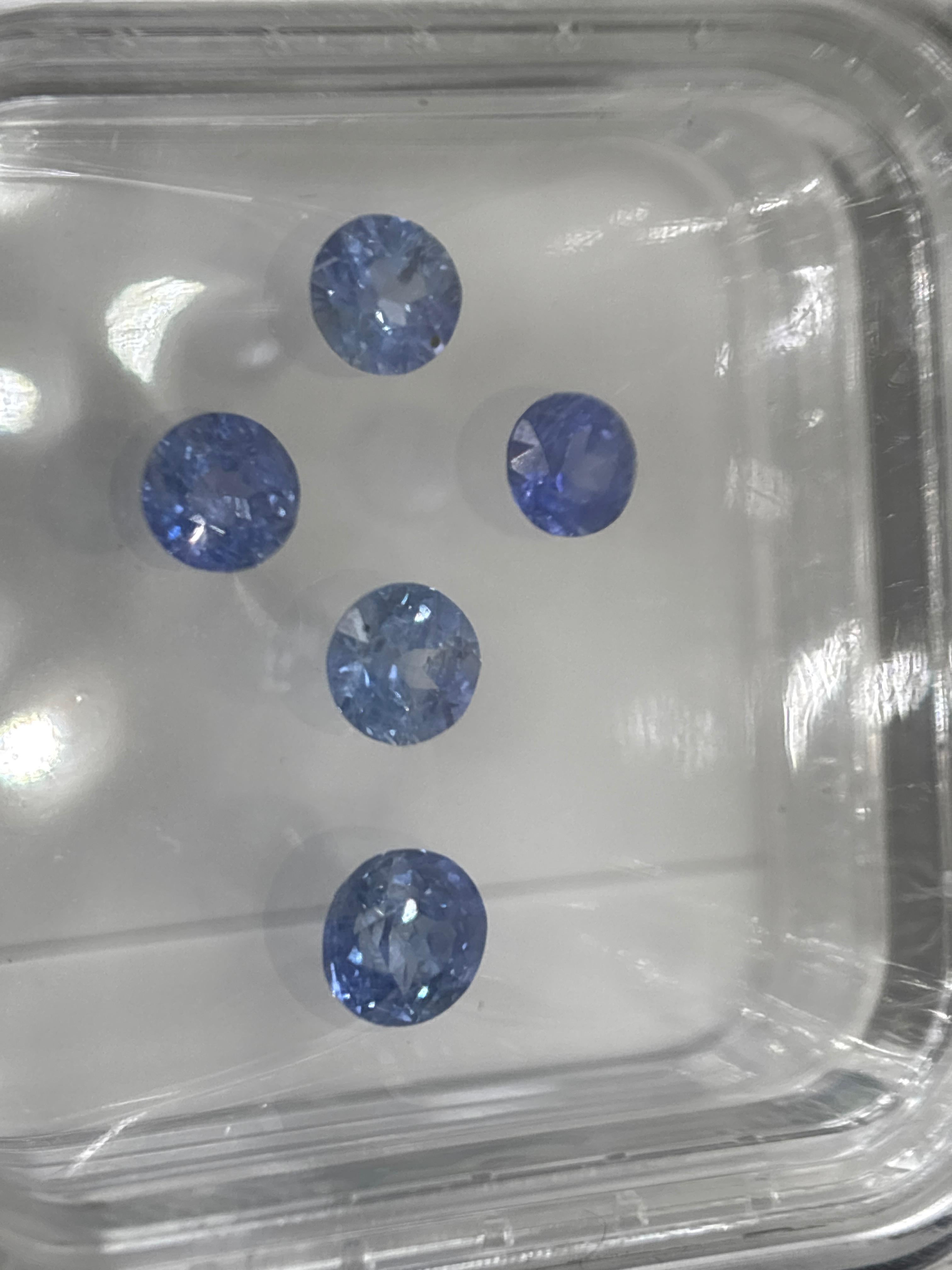 Symphonie céleste - Saphir birman naturel non chauffé Layout (3,06 ct Total)

Rare convergence de pureté, de provenance et de précision, cette suite exquise de cinq saphirs naturels ronds provient des mines légendaires de Birmanie (Myanmar),