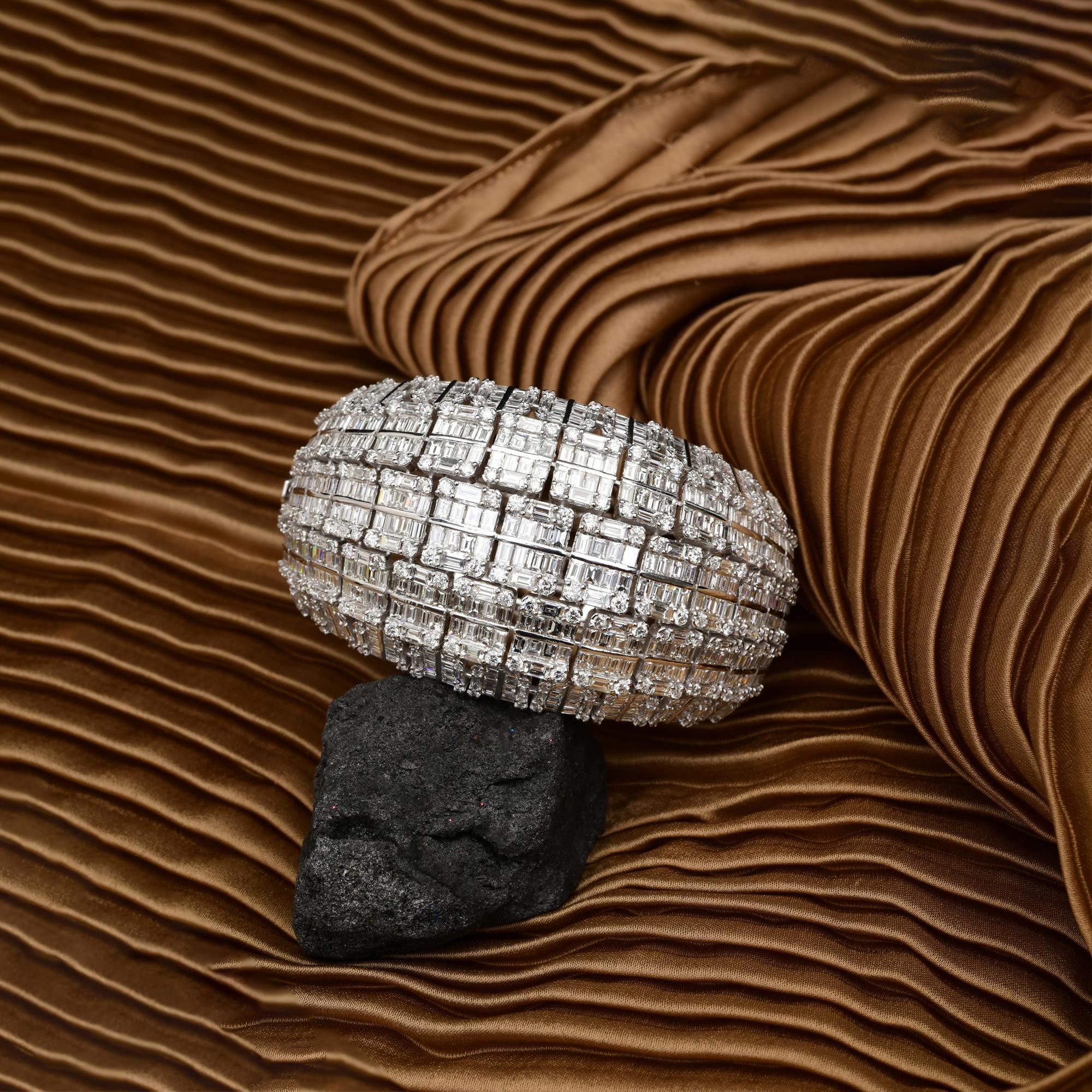 Questo bracciale a cupola con diamanti naturali da 31 carati SI/H in oro bianco 14 carati presenta un gruppo di diamanti rotondi e baguette a forma di rettangolo, incastonati nelle otto file del bracciale per formare un ampio bracciale a cupola. 
I