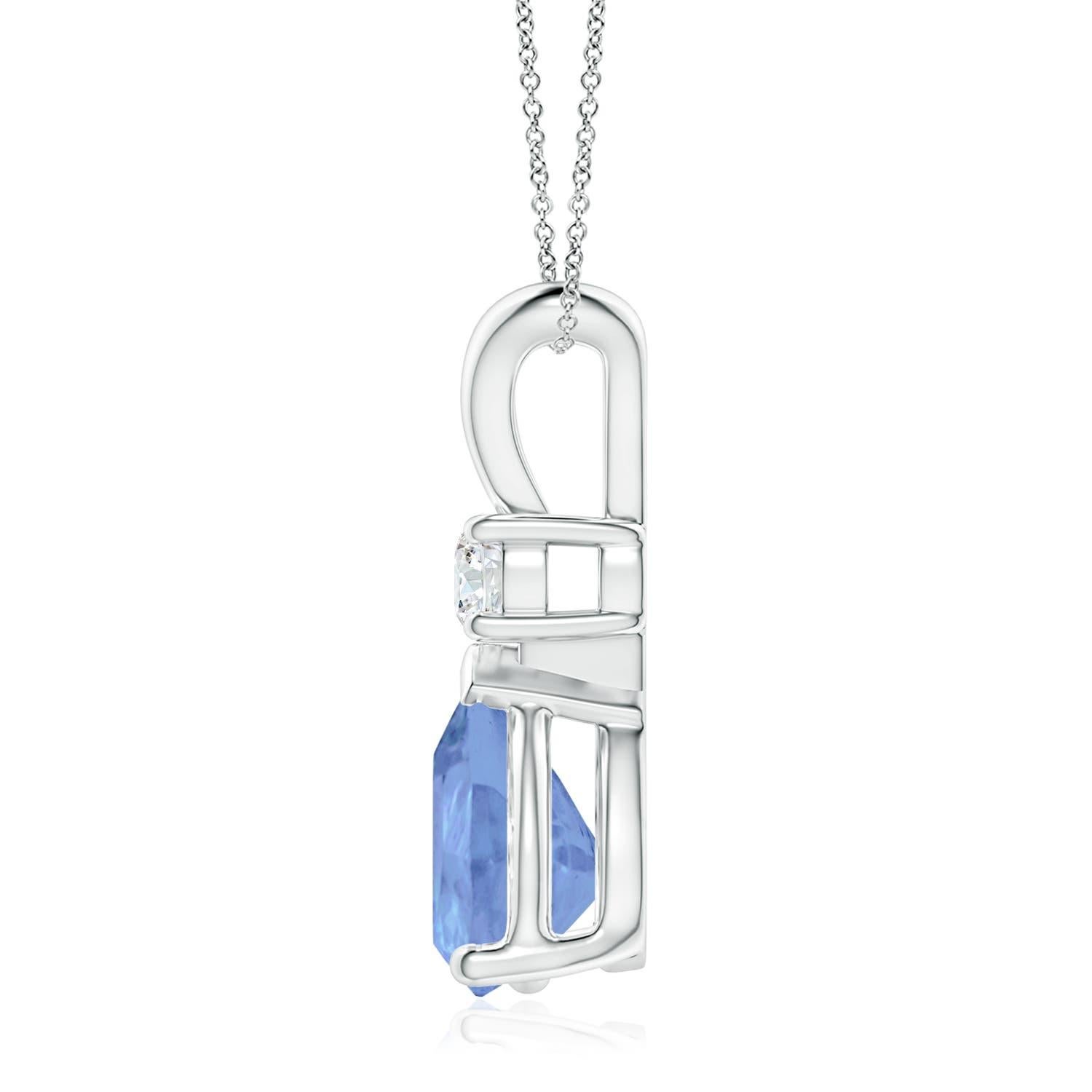 Questo classico ciondolo solitario presenta una tanzanite a forma di pera incastonata in un castone. Un diamante rotondo scintillante si trova in cima alla gemma blu-violetta e aggiunge un tocco di lucentezza al design. Semplice ma seducente, questo