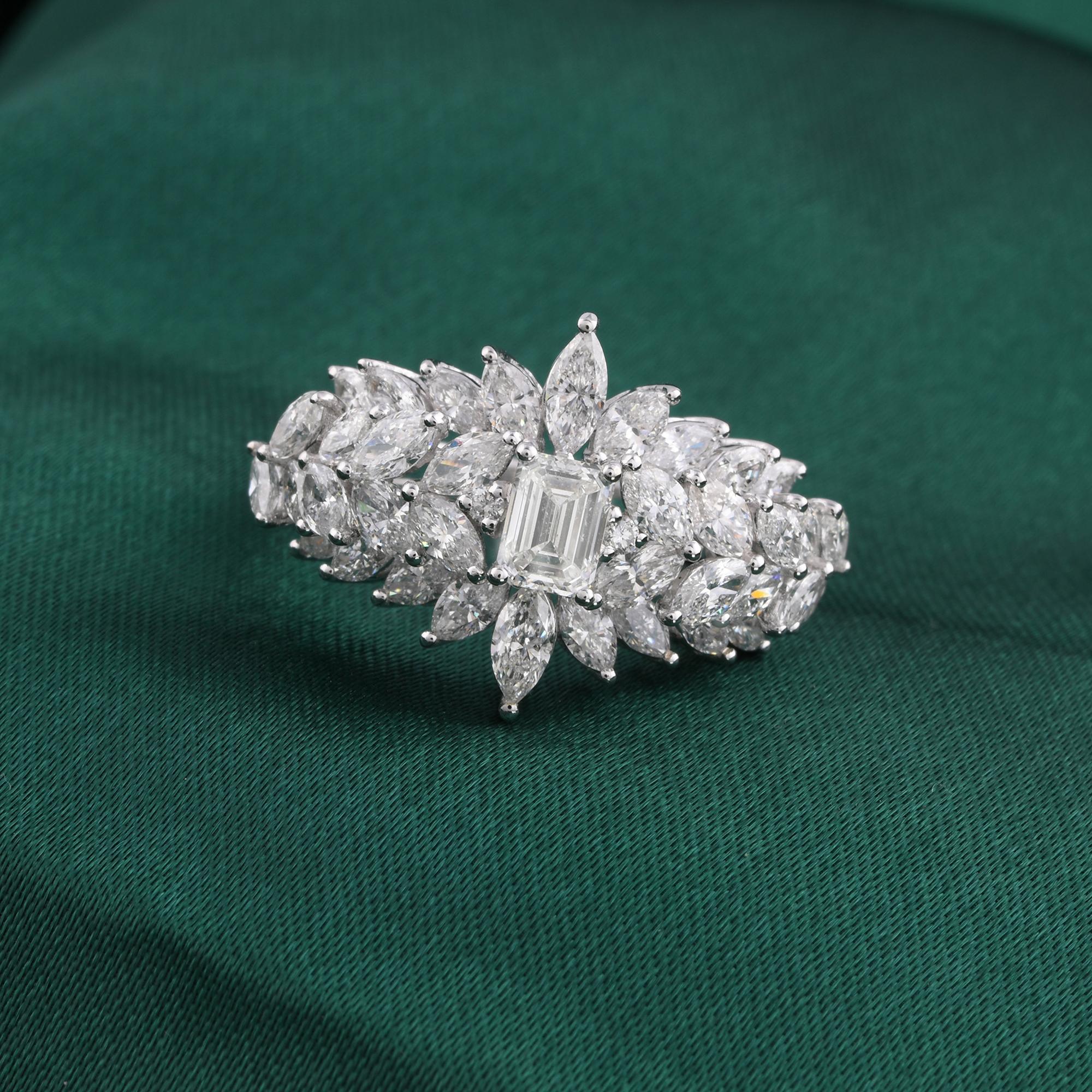 Llama la atención con este impresionante Anillo de Cóctel de Diamantes Naturales de 3,11 Quilates, una pieza de lujo magistralmente elaborada, diseñada para los amantes del brillo audaz y la sofisticación atemporal. Engarzado en luminoso oro blanco