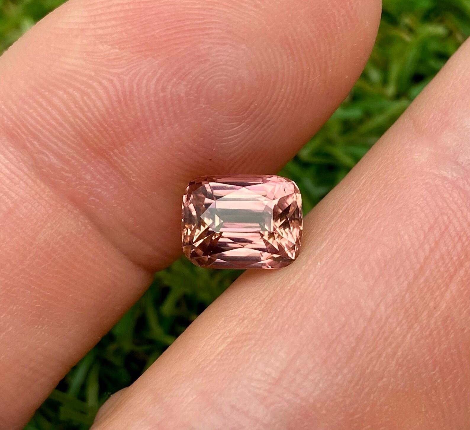 Natürlicher 3,15 ct., Turmalin Lose Edelstein, aus Nigeria, Cushion, Zertifikat. (Kissenschliff) im Angebot