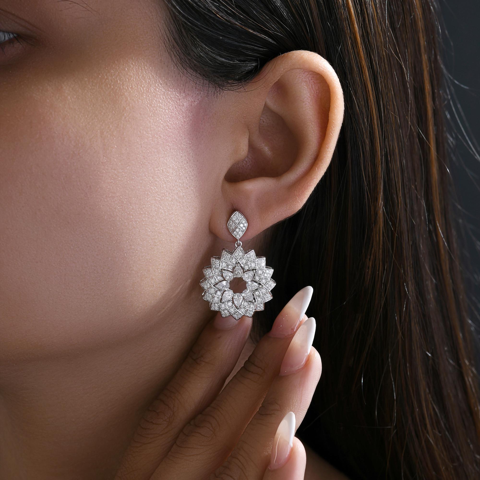 Natürliche 3,16 Karat SI/H Diamant Starburst Ohrringe 18 Karat Weißgold im Zustand „Neu“ im Angebot in Diera, AE