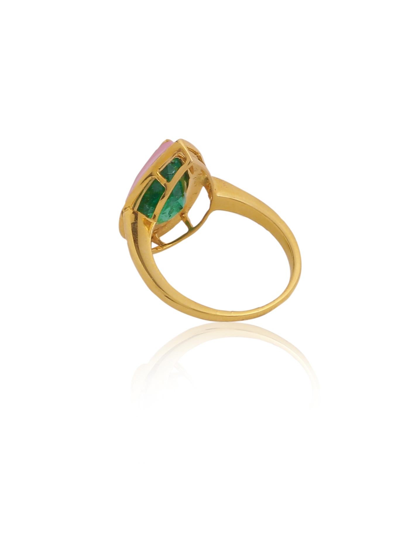 Ein schlichter und eleganter Smaragdring mit rosa Emaille.
Der natürliche, birnenförmige Smaragd stammt aus Sambia und ist naturbelassen. Der Ring kann von Frauen jeden Alters getragen werden und ist ein ideales Geschenk für Ihre Liebsten. 
Das