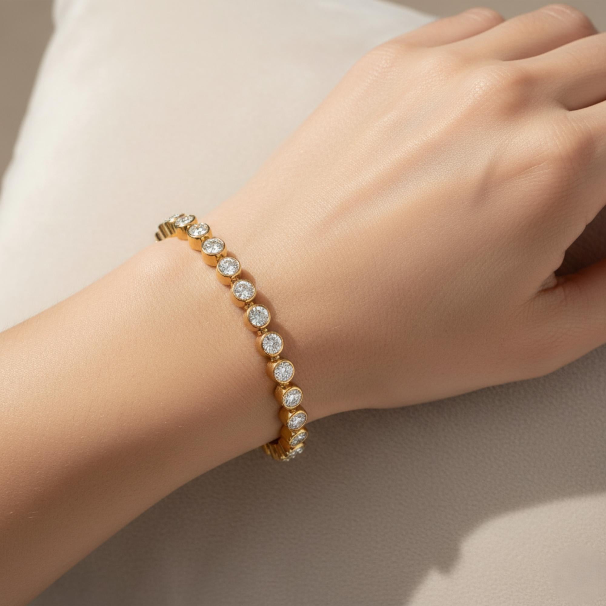 Bracelet jonc en or jaune 18 carats avec diamants ronds naturels de 3,27 carats en vente 3