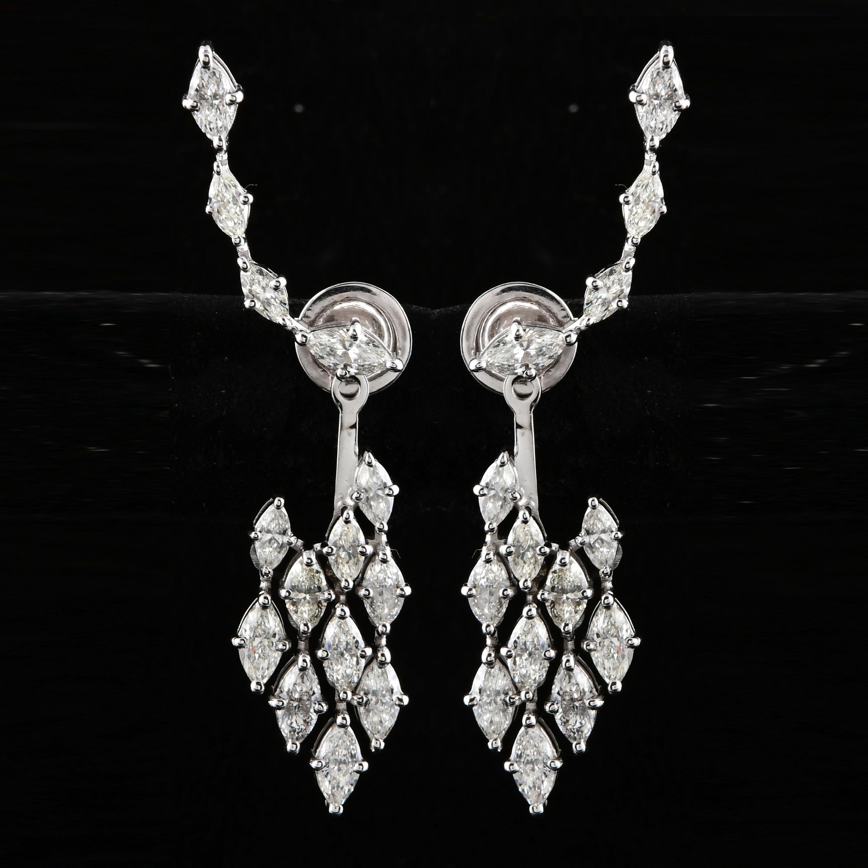 Orecchini a pendente con diamanti naturali a grappolo da 3,3 carati SI/H Oro bianco 18 carati In condizioni Nuovo in vendita a Diera, Dubai