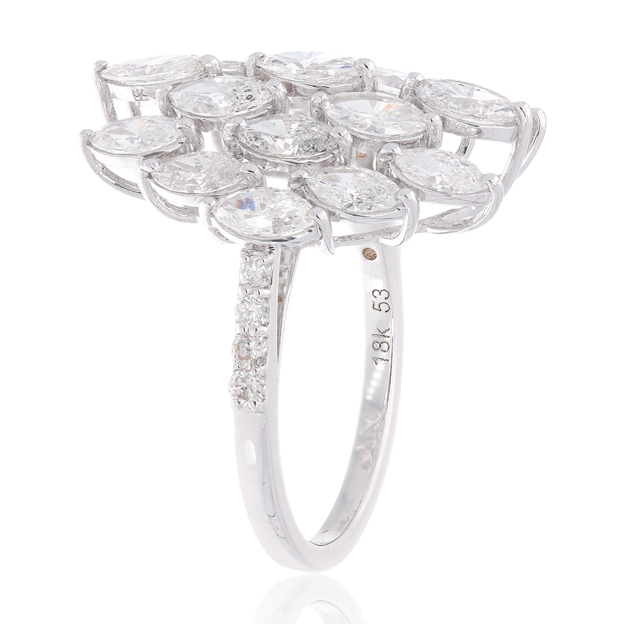Gönnen Sie sich zeitlose Eleganz mit diesem exquisiten Diamantring mit 3,30 Karat Marquise, gefasst in glänzendem 18 Karat Weißgold. Dieses atemberaubende Schmuckstück besticht durch einen Diamanten im Marquiseschliff in der Mitte, der vor Brillanz