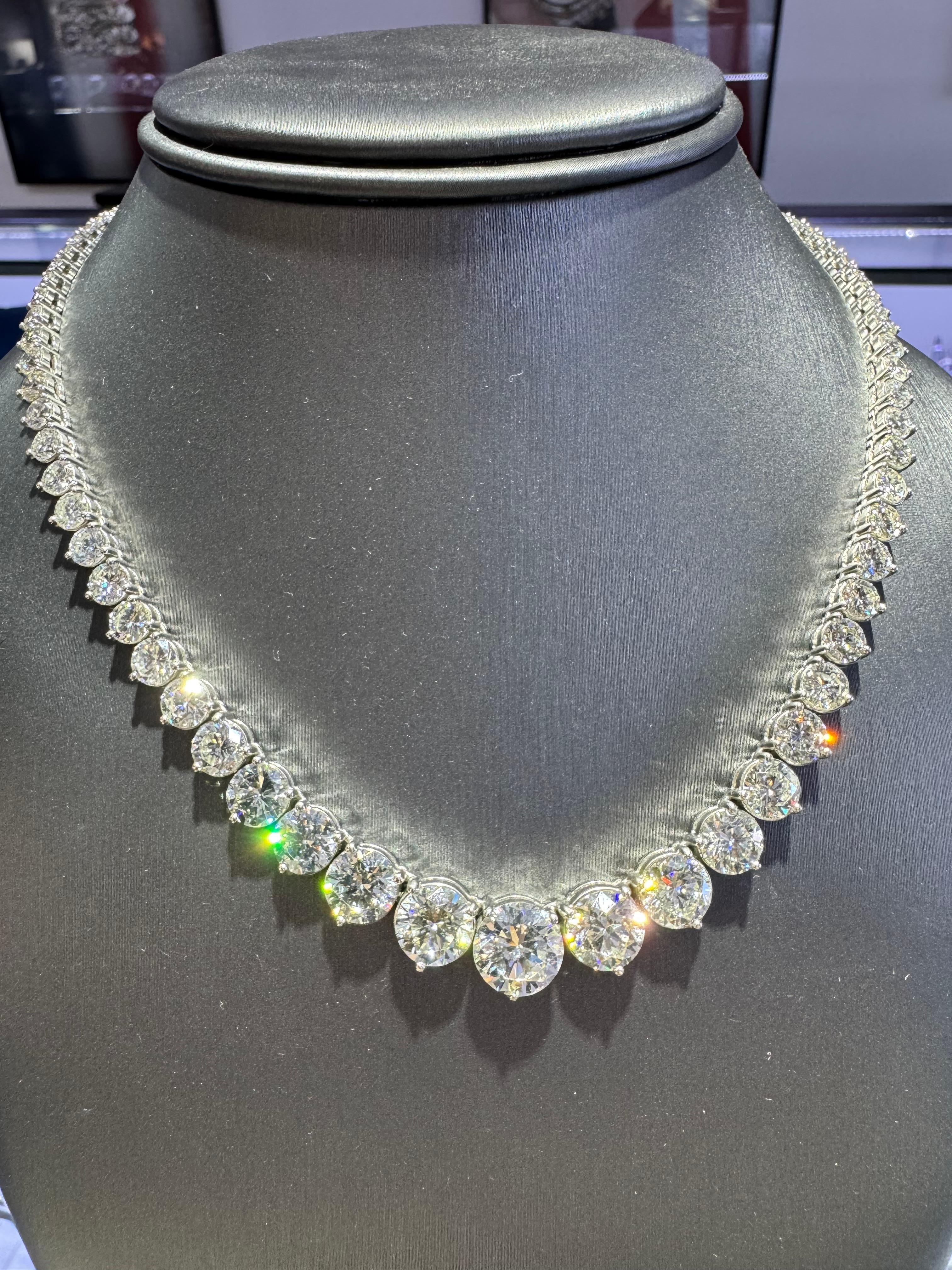 Collier tennis en platine avec diamants gradués naturels de 33,09 carats, en stock en vente 1