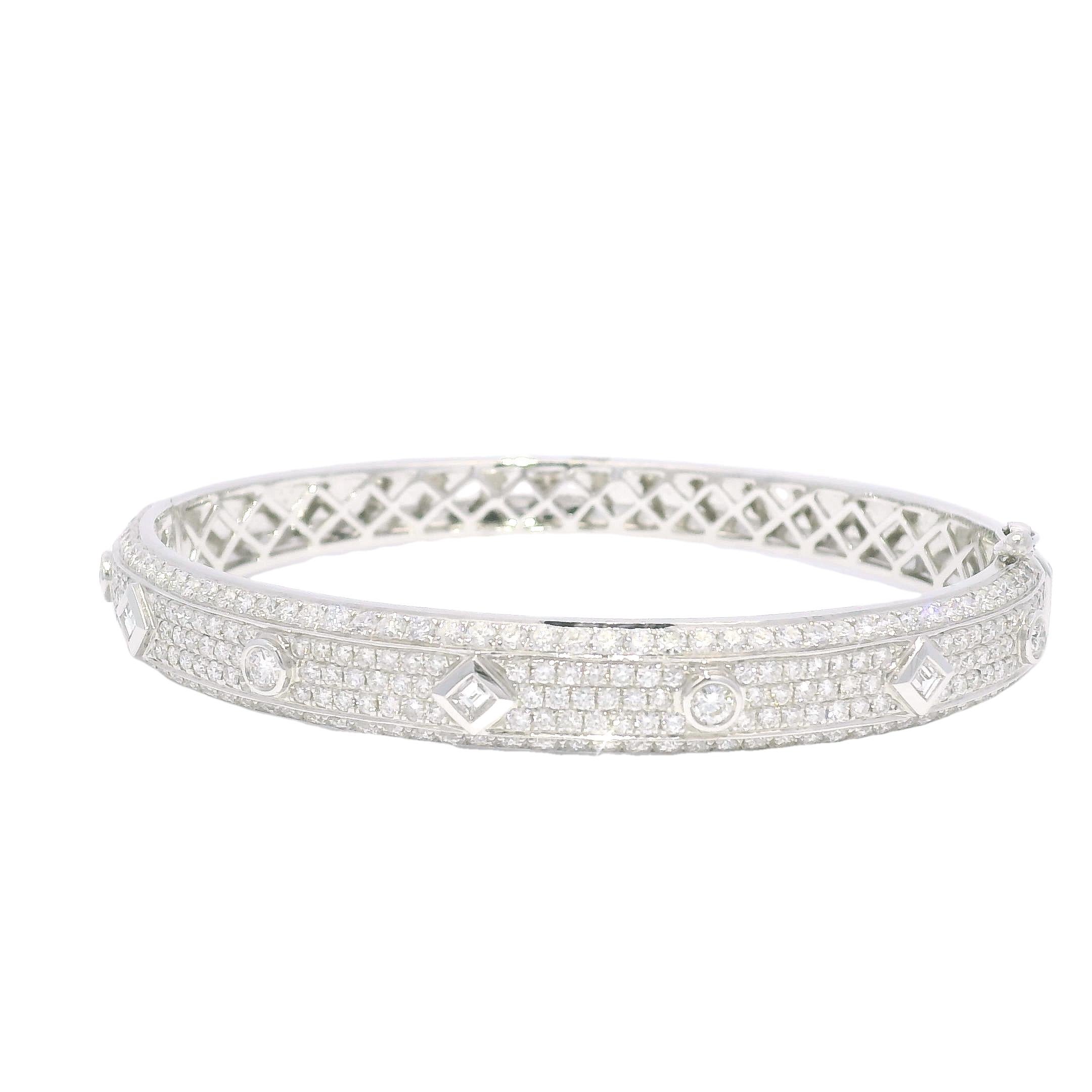 Ce magnifique bracelet à 5 rangs de diamants pavés de 3,31 carats est réalisé en or blanc 18 carats. Les diamants sont sertis avec précision, offrant un éclat brillant. Parfait pour ajouter de l'élégance et du luxe à n'importe quelle tenue, ce