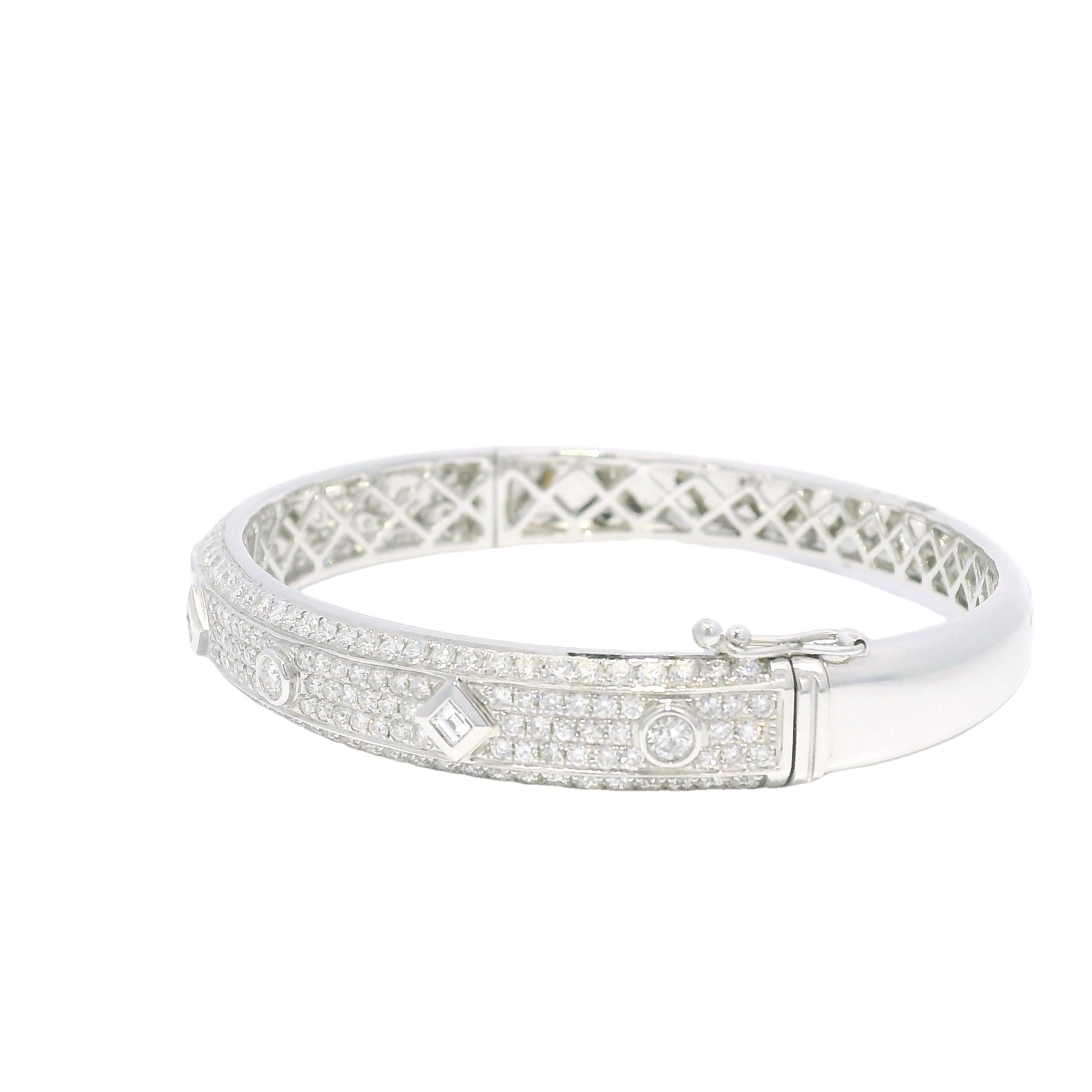 Moderne Nature 3.31 Carat Bezel Set Diamond Pave 18-Karat Bangle In Stock en vente