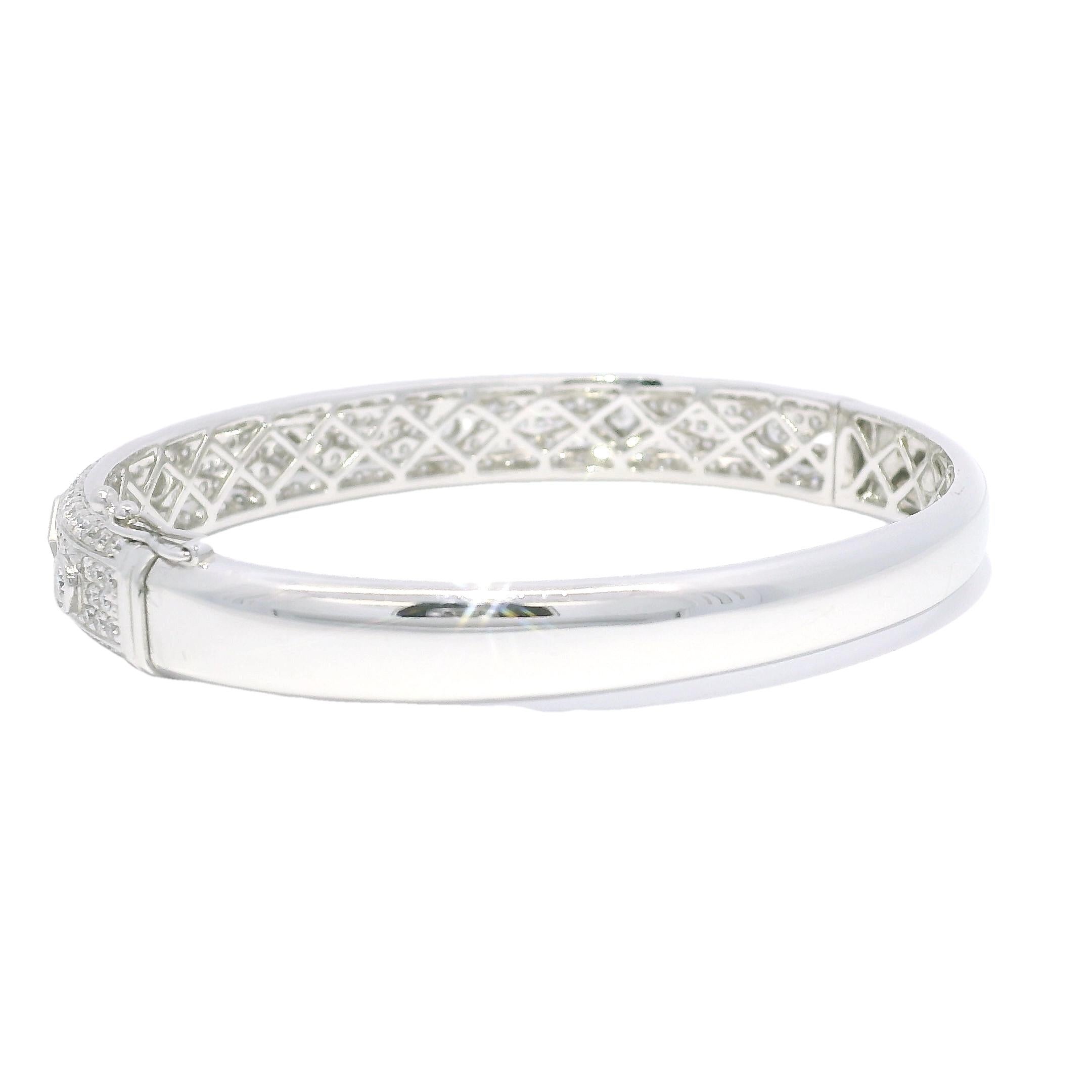 Taille ronde Nature 3.31 Carat Bezel Set Diamond Pave 18-Karat Bangle In Stock en vente