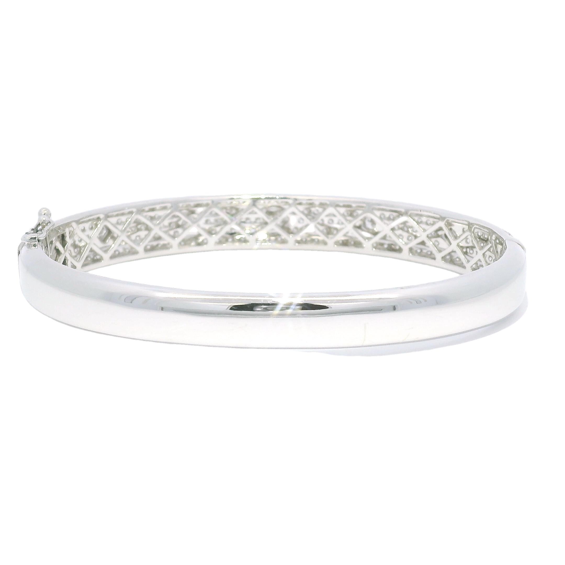 Nature 3.31 Carat Bezel Set Diamond Pave 18-Karat Bangle In Stock Excellent état - En vente à Boca Raton, FL