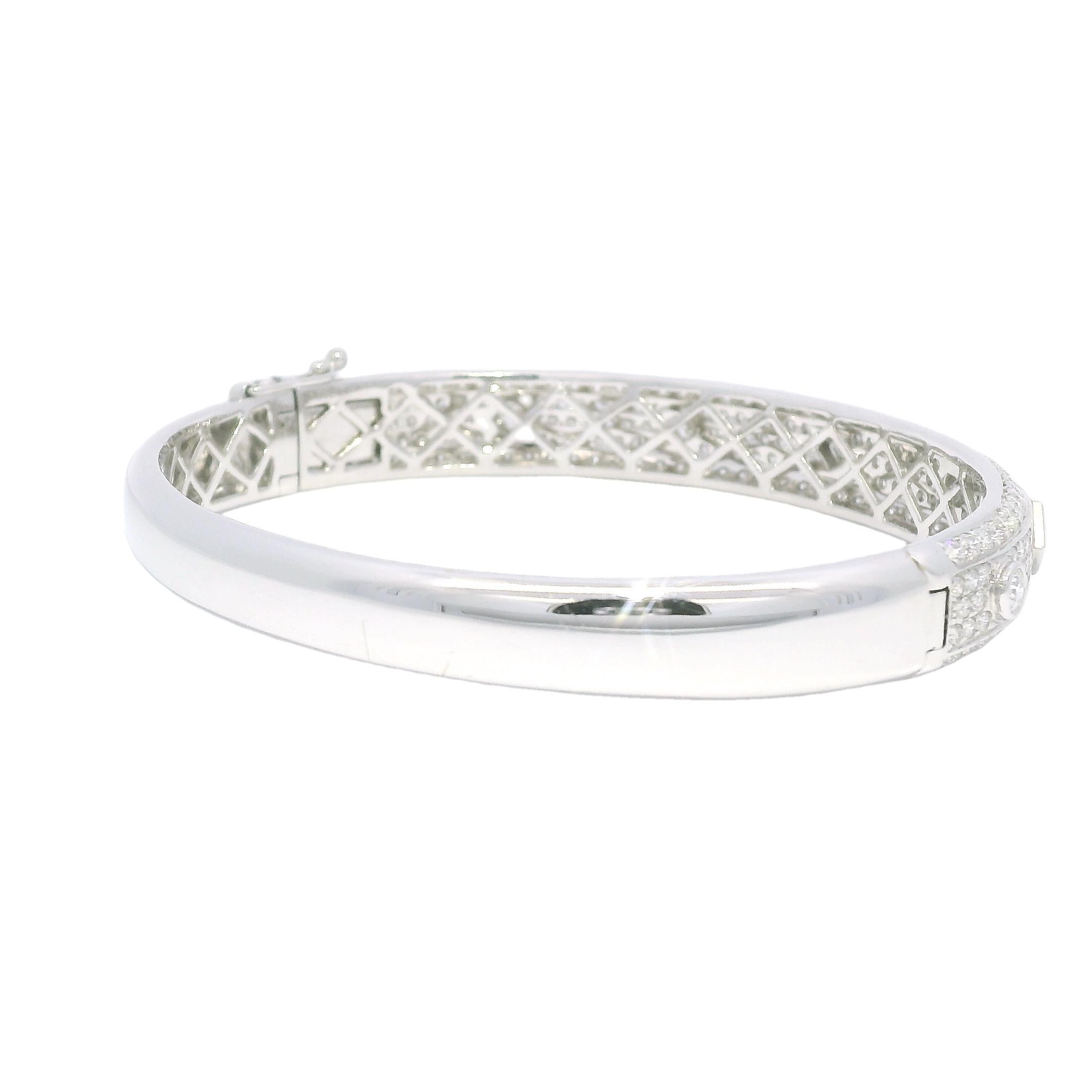 Nature 3.31 Carat Bezel Set Diamond Pave 18-Karat Bangle In Stock Pour femmes en vente