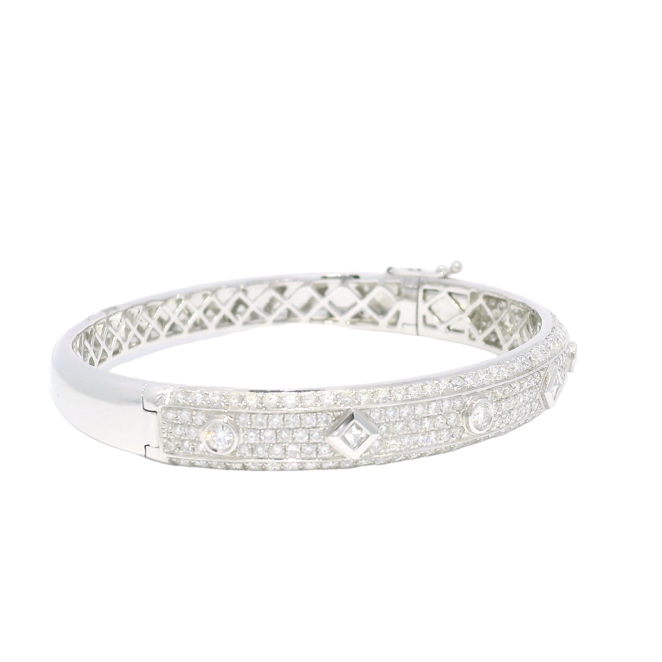 Nature 3.31 Carat Bezel Set Diamond Pave 18-Karat Bangle In Stock en vente 1