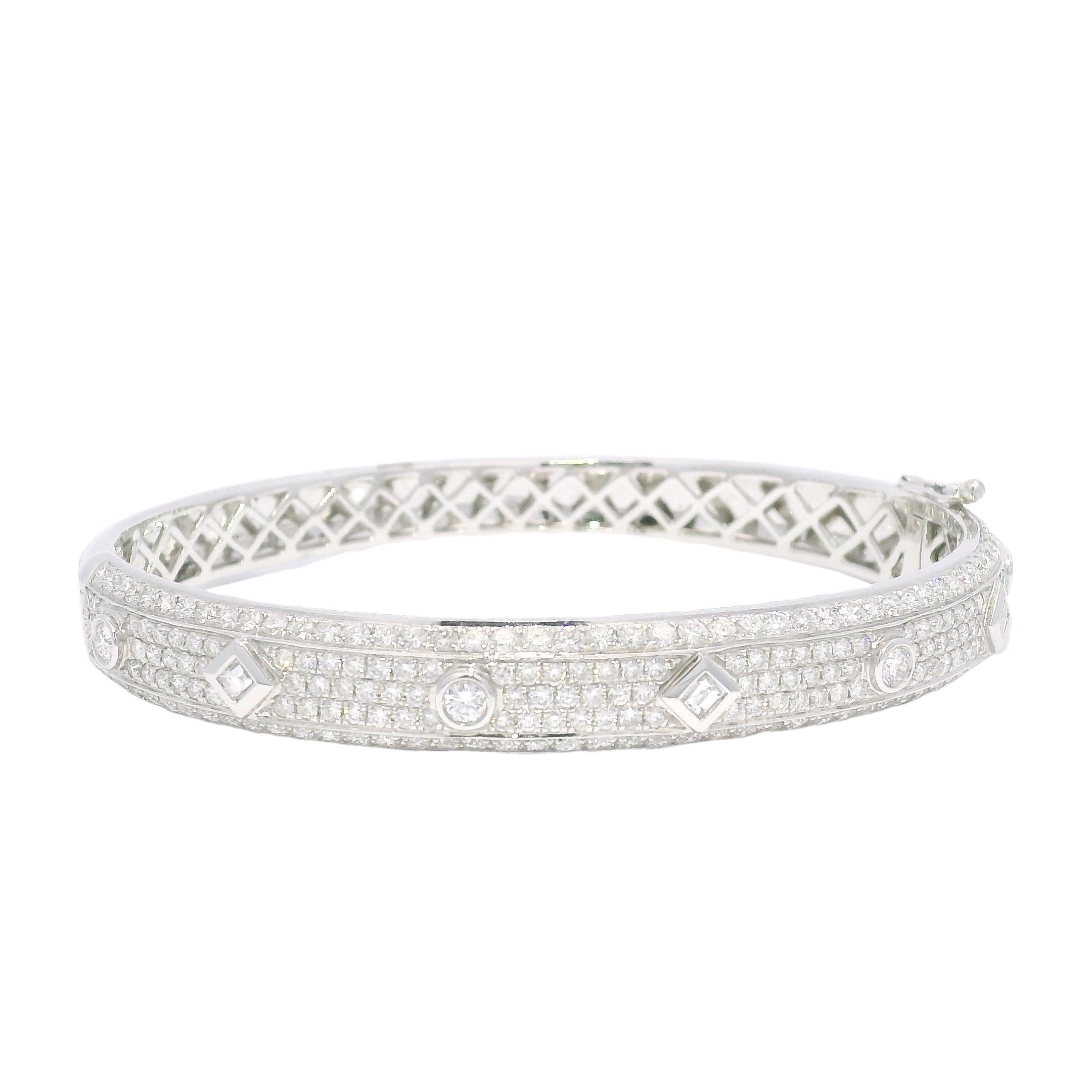 Nature 3.31 Carat Bezel Set Diamond Pave 18-Karat Bangle In Stock en vente 2