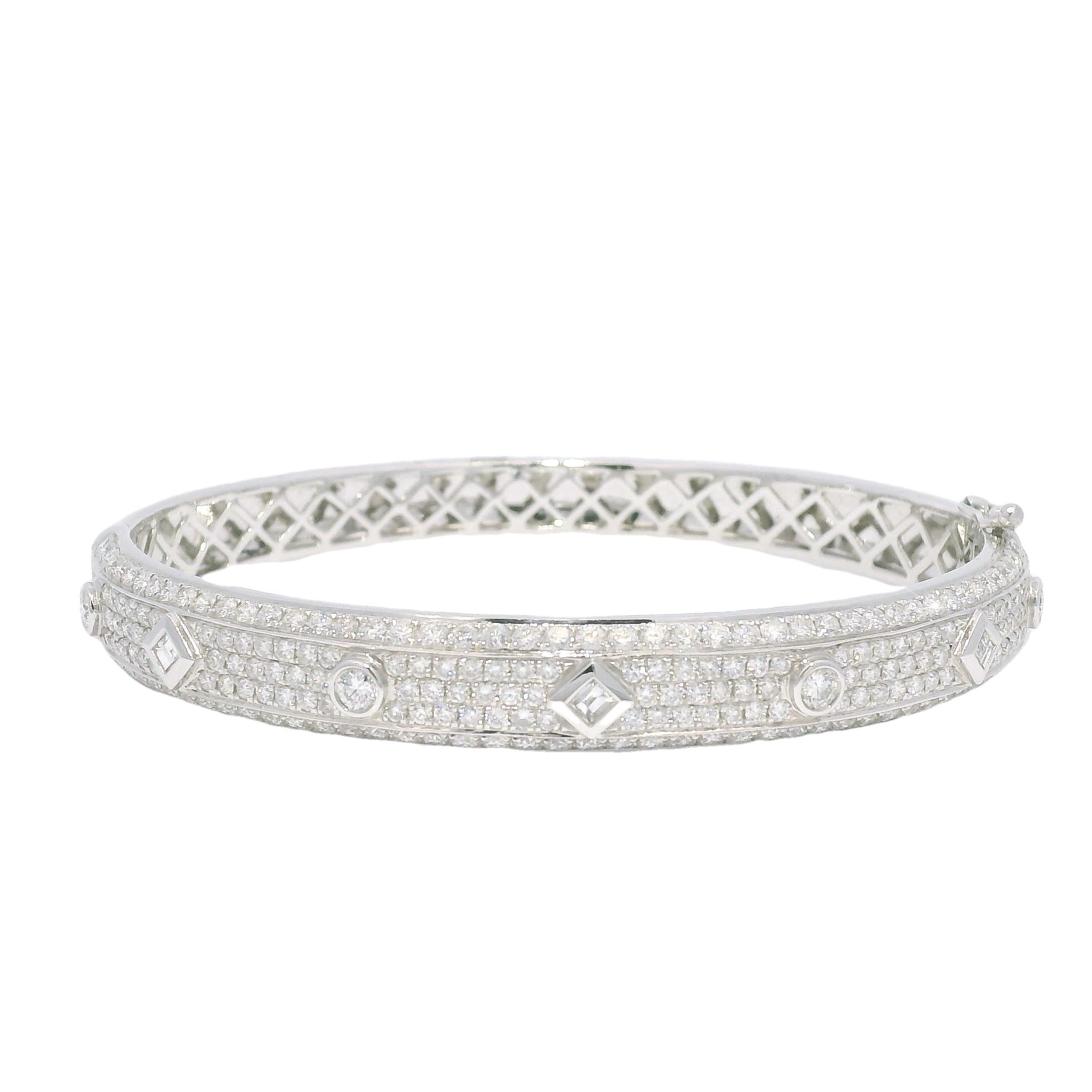 Nature 3.31 Carat Bezel Set Diamond Pave 18-Karat Bangle In Stock en vente 3