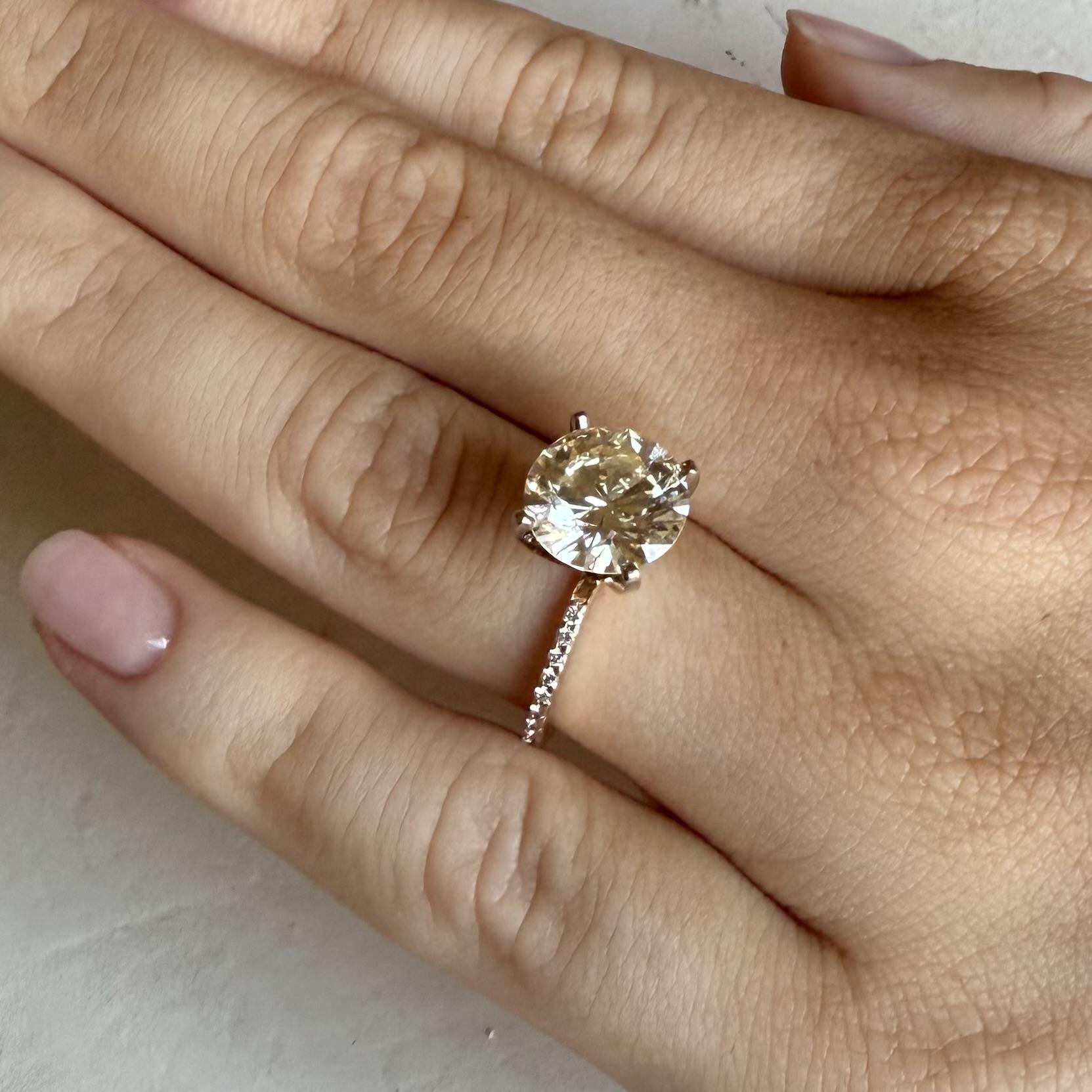 Contemporary Natural 3.36 Carat Round Brilliant Cut Diamond Engagement Ring For Sale