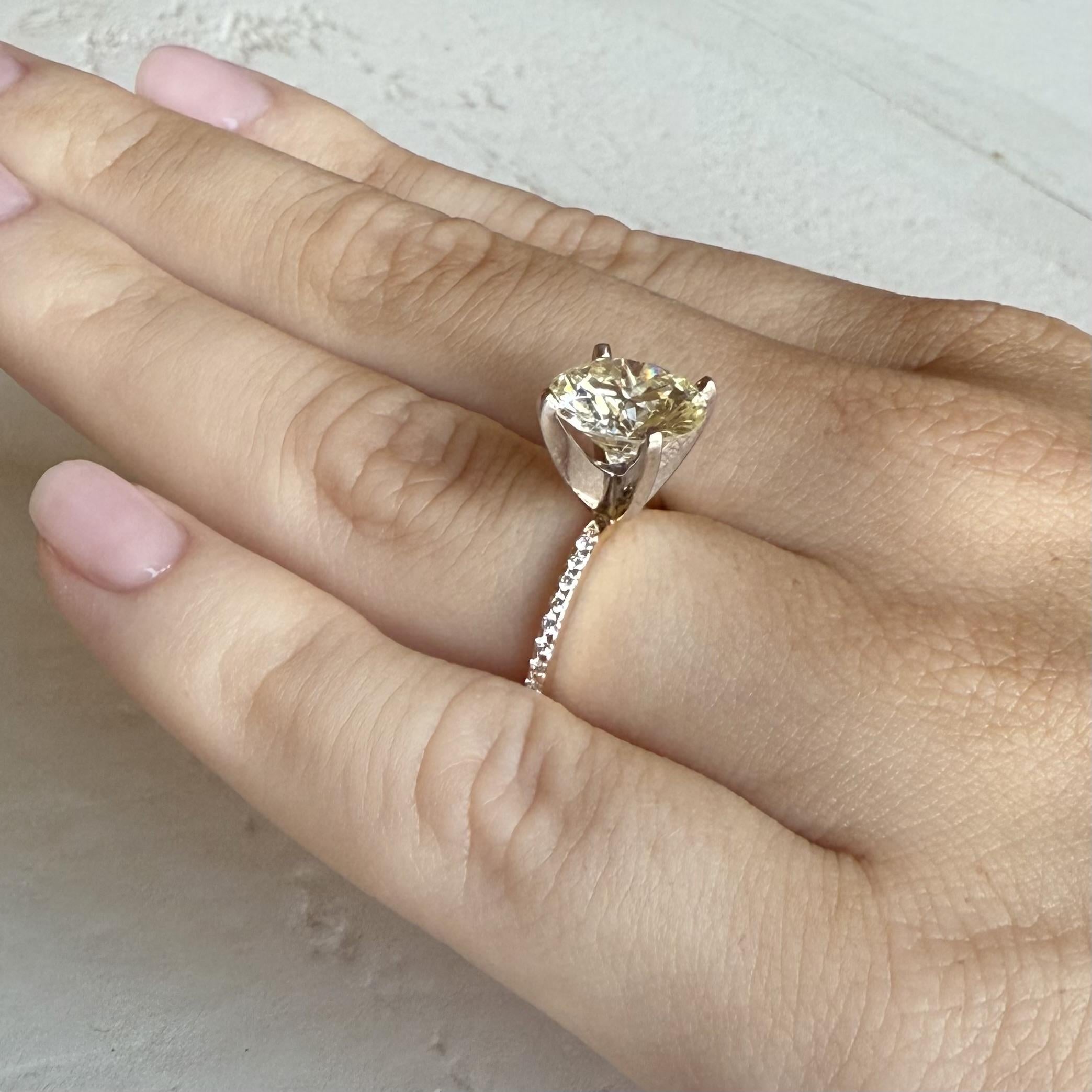 Natural 3.36 Carat Round Brilliant Cut Diamond Engagement Ring In Excellent Condition For Sale In Montgomery, AL
