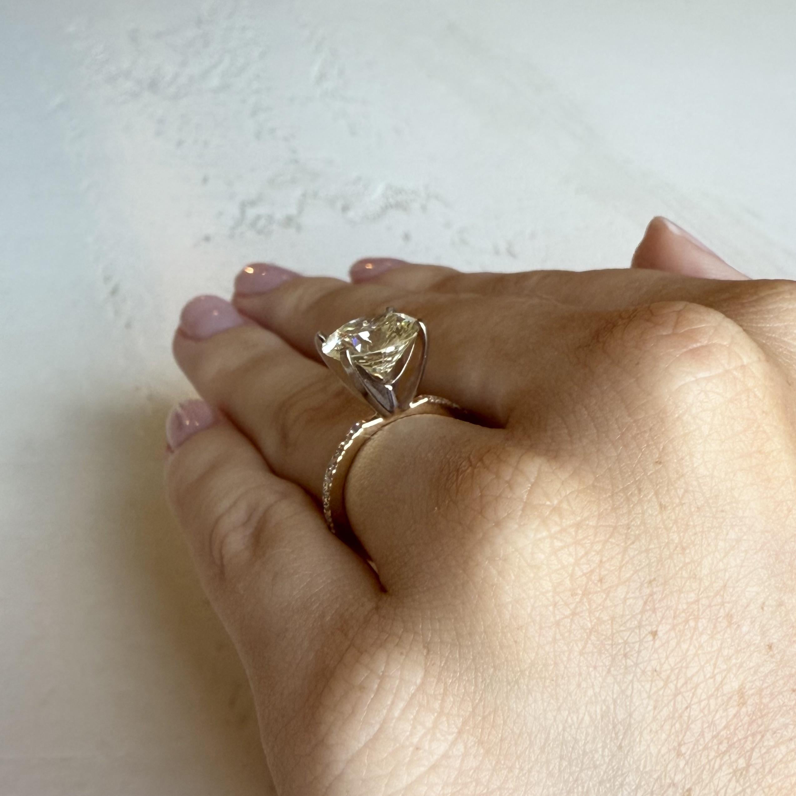 Women's Natural 3.36 Carat Round Brilliant Cut Diamond Engagement Ring For Sale
