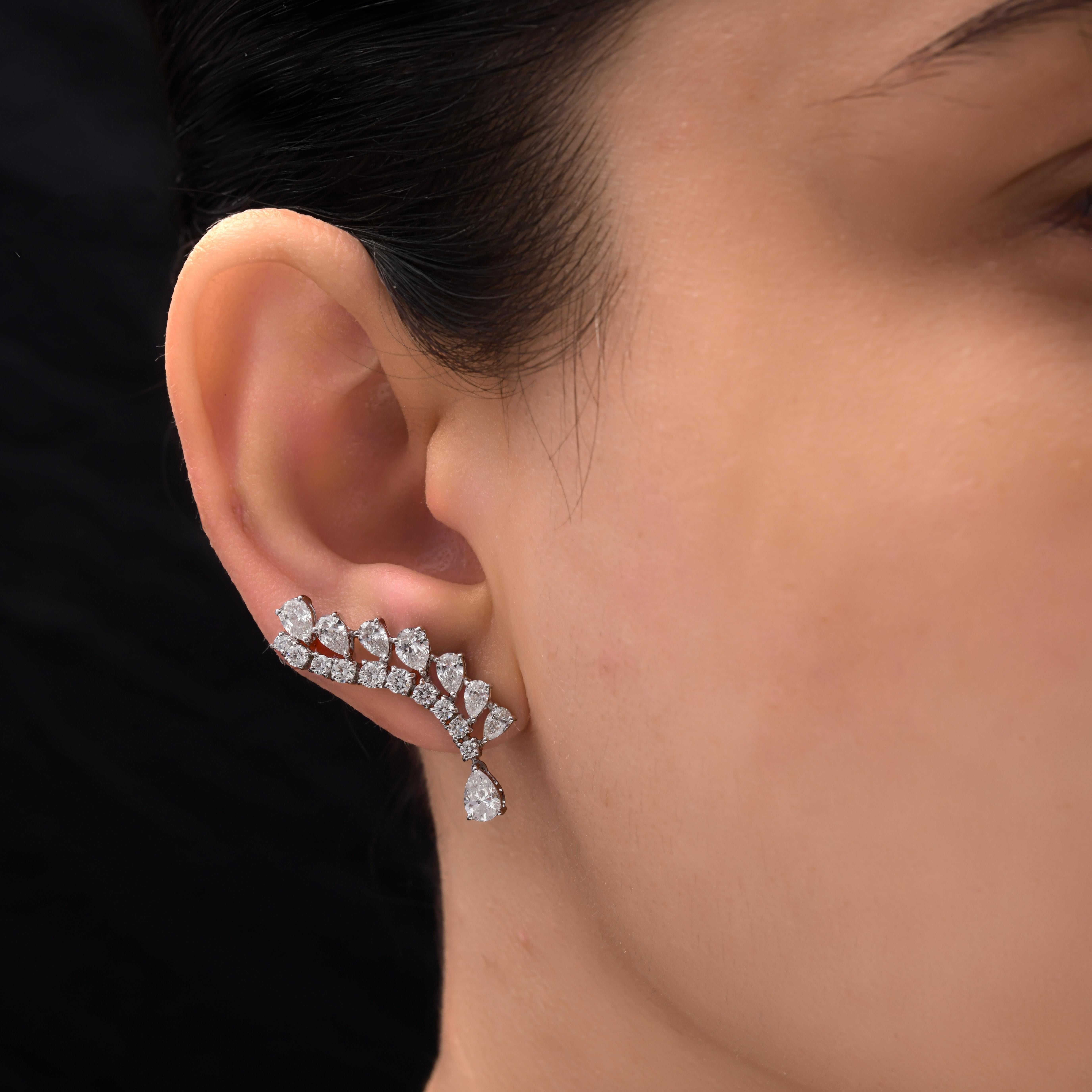 Coulées dans de l'or 18 carats, ces boucles d'oreilles exquises sont serties de 3,37 carats de diamants étincelants. Le diamant, pierre de naissance du mois d'avril, est censé renforcer la confiance en soi et la créativité. Un merveilleux cadeau